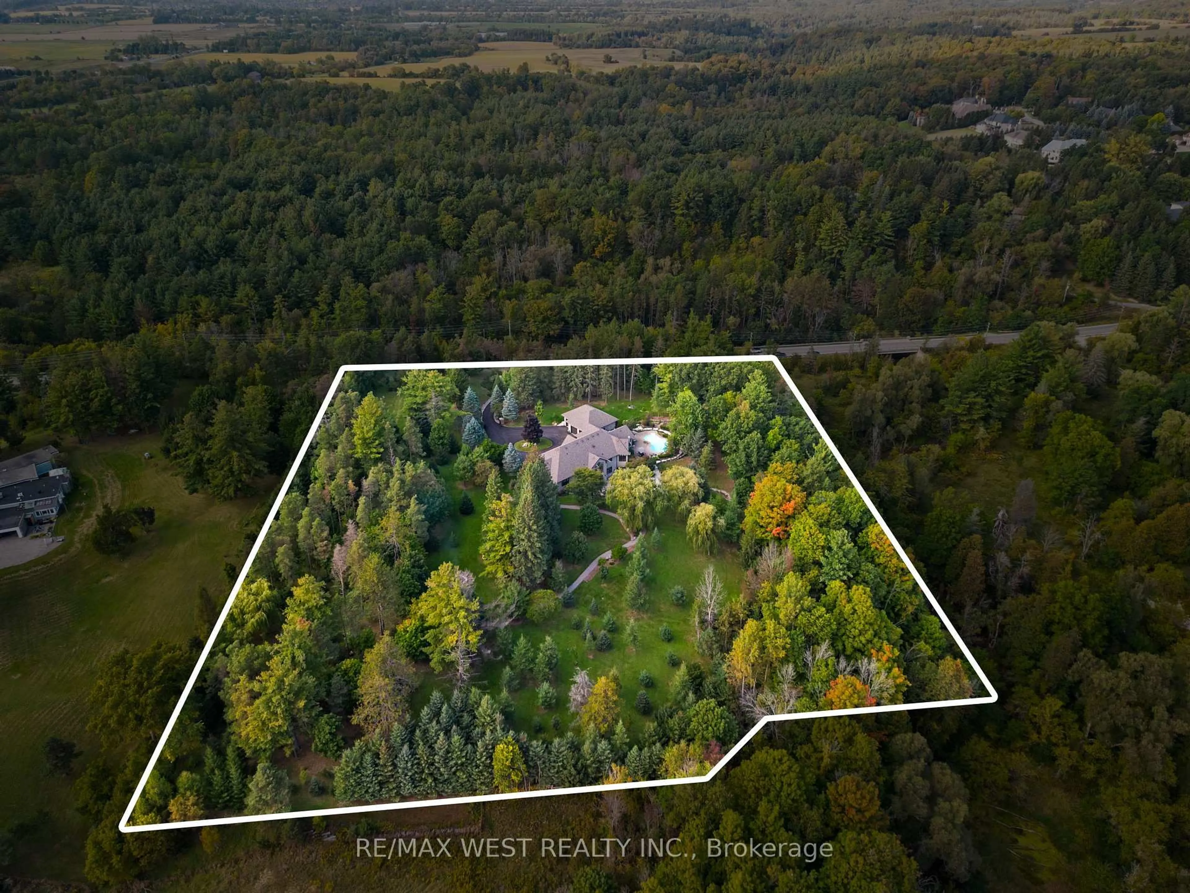 A pic from outside/outdoor area/front of a property/back of a property/a pic from drone, forest/trees view for 5775 Kirby Rd, Vaughan Ontario L0J 1C0