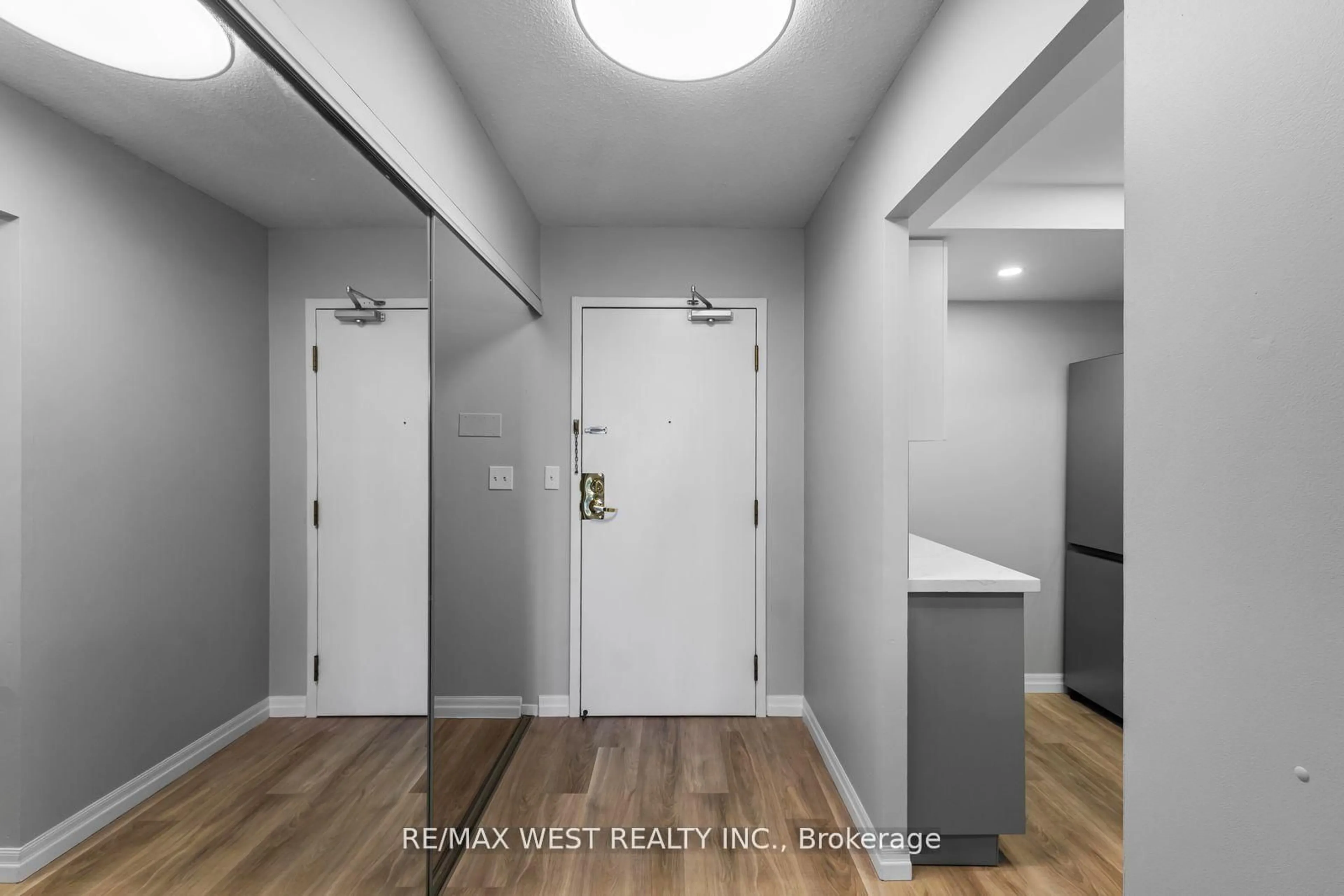 Indoor entryway for 100 Observatory Lane #502, Richmond Hill Ontario L4C 1T4