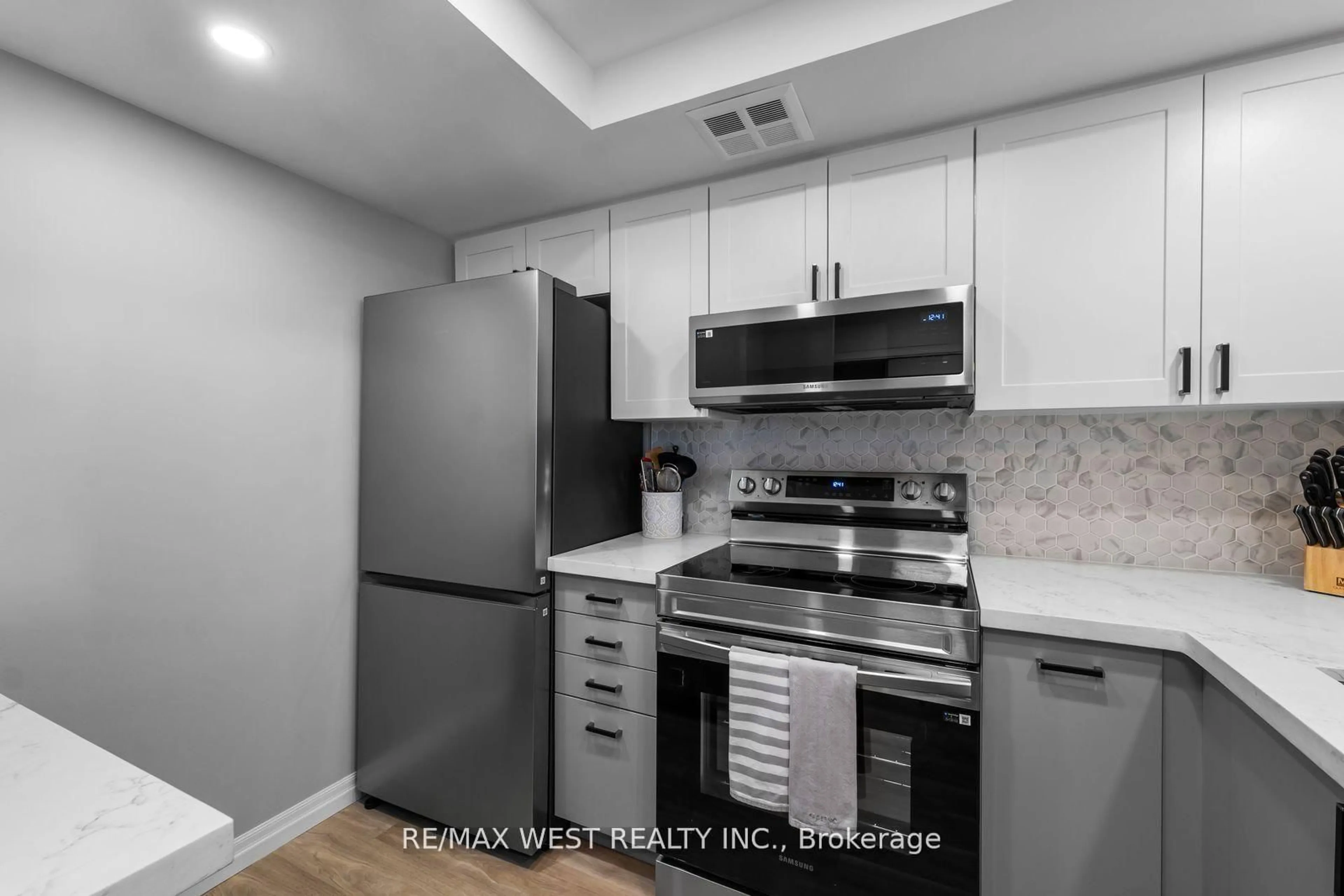 Standard kitchen, unknown for 100 Observatory Lane #502, Richmond Hill Ontario L4C 1T4