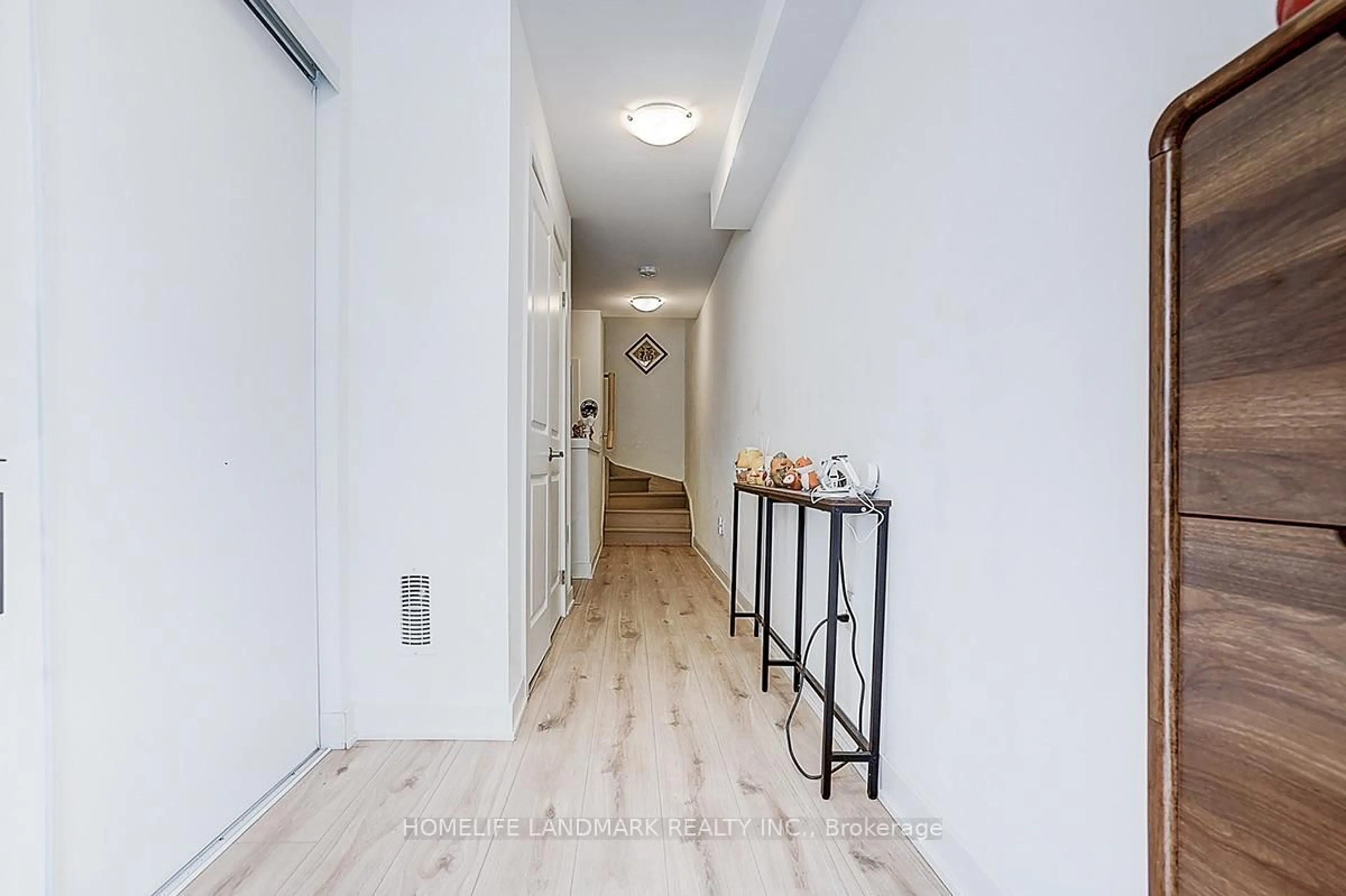 Indoor foyer for 25 Sunbury Lane, Whitchurch-Stouffville Ontario L4A 4W8