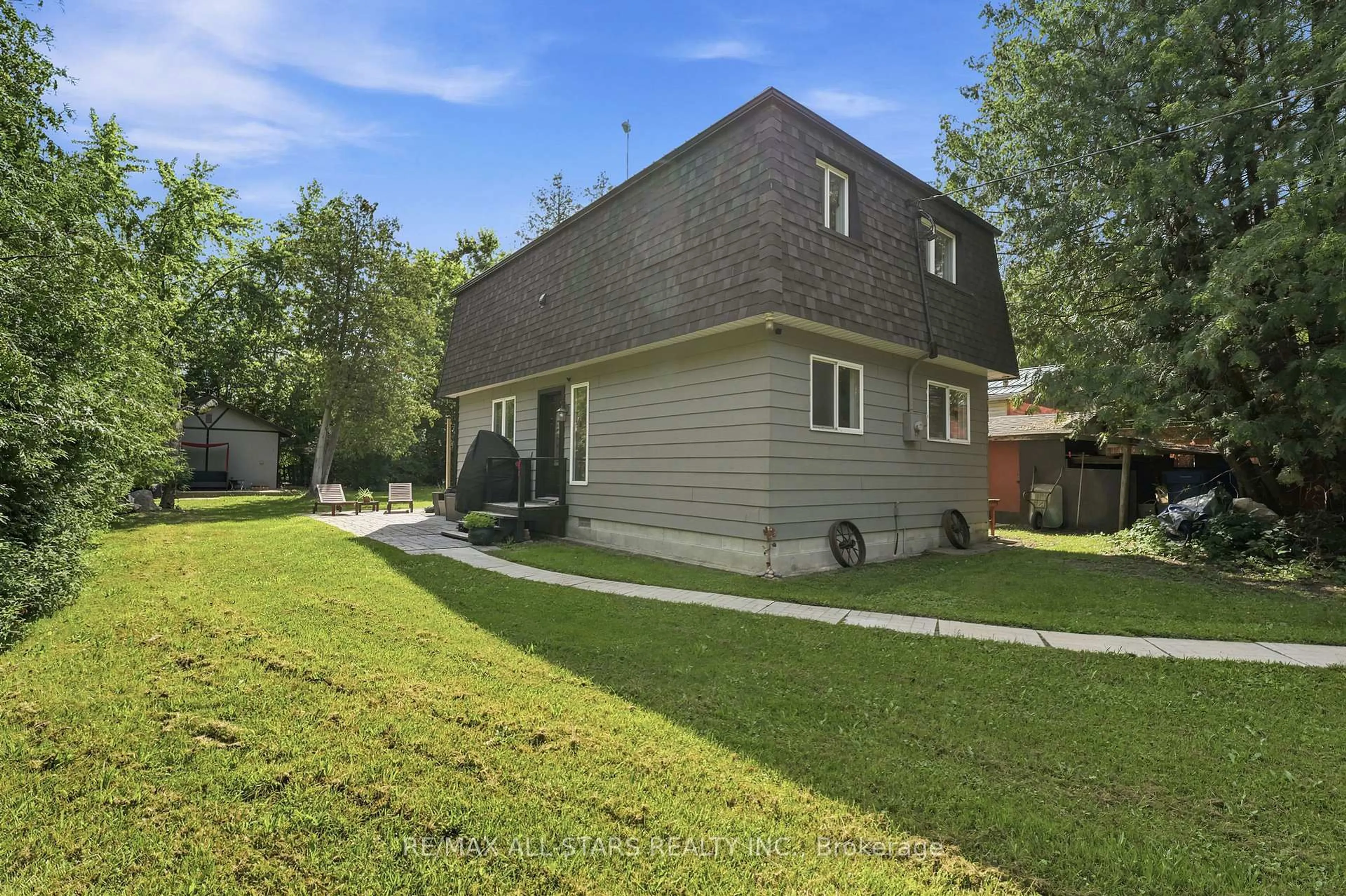 A pic from outside/outdoor area/front of a property/back of a property/a pic from drone, street for 55 Linda Rd, Georgina Ontario L0C 1L0