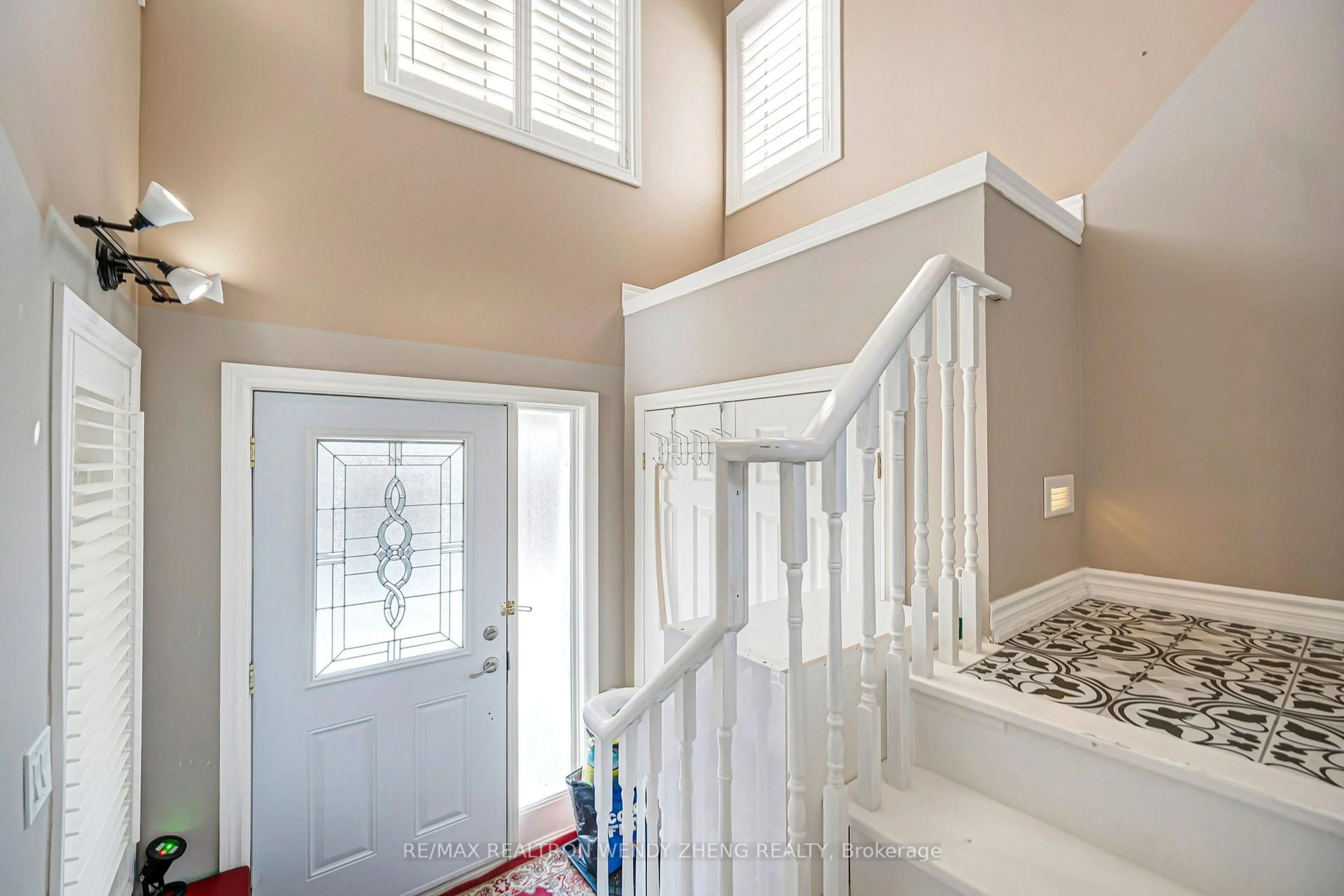 Indoor entryway for 520 Silken Laumann Dr #21, Newmarket Ontario L3X 2S7
