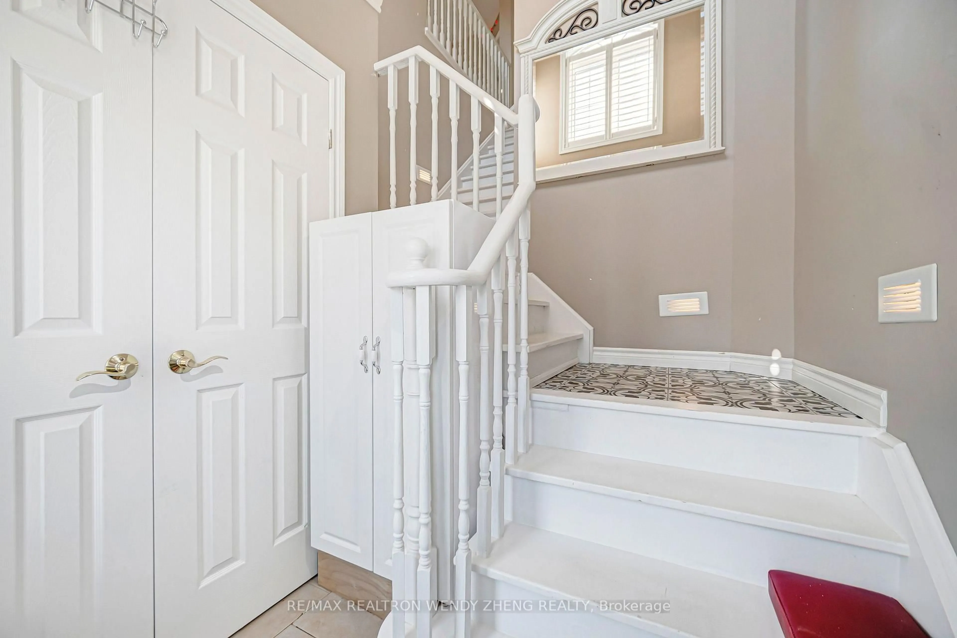 Indoor entryway for 520 Silken Laumann Dr #21, Newmarket Ontario L3X 2S7