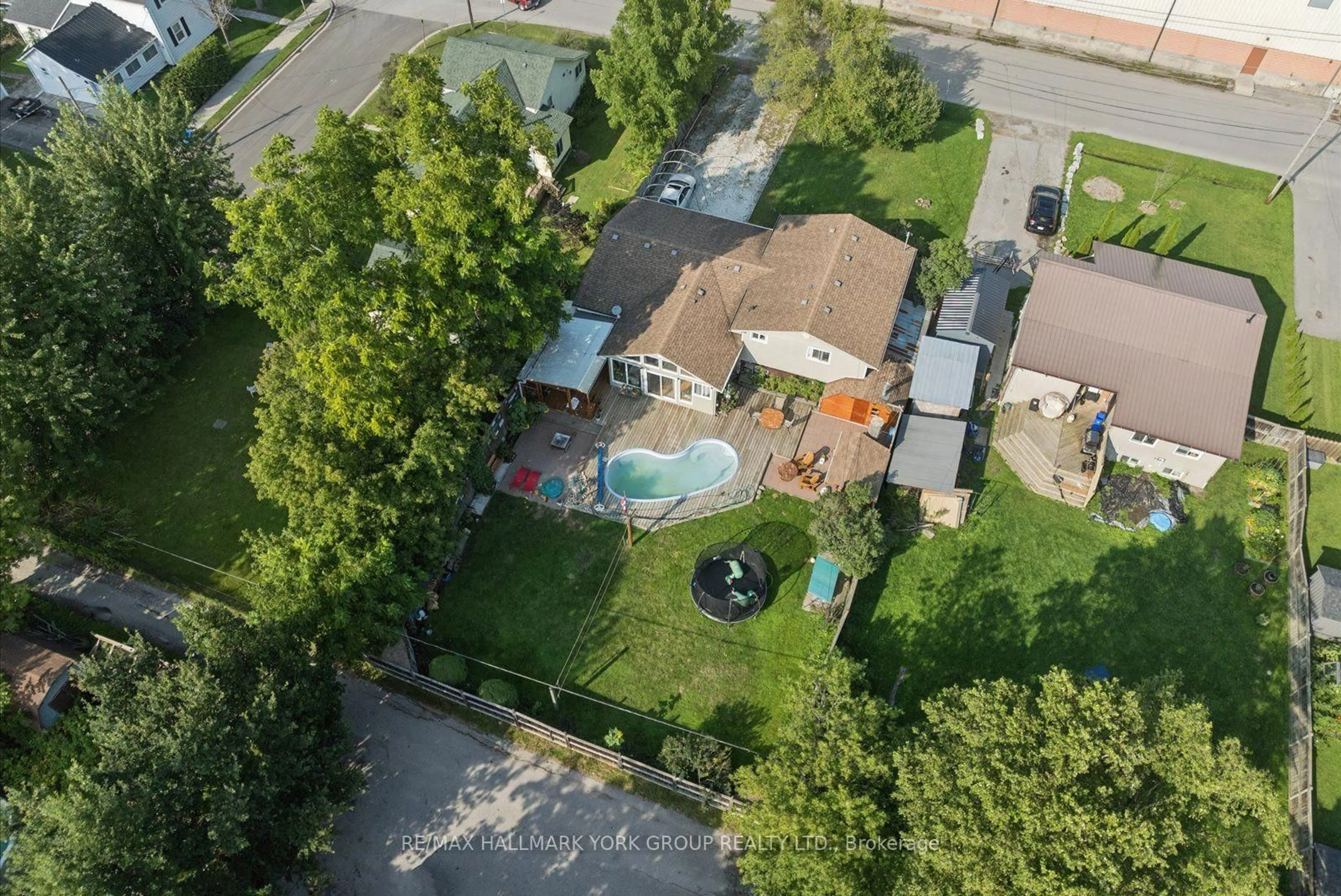 A pic from outside/outdoor area/front of a property/back of a property/a pic from drone, street for 54 North St, Georgina Ontario L0E 1R0