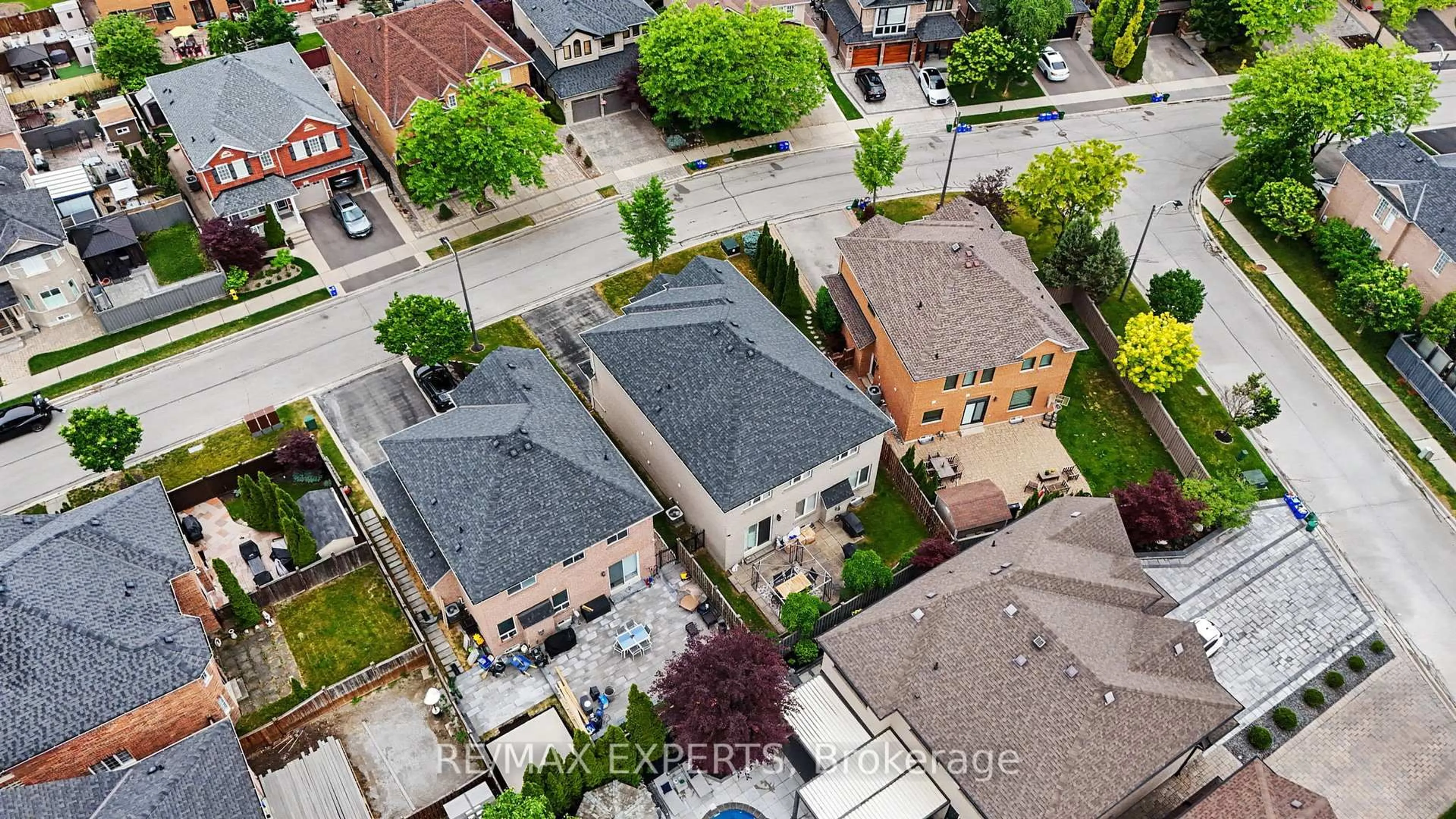 A pic from outside/outdoor area/front of a property/back of a property/a pic from drone, street for 15 Arrowood Cres, Vaughan Ontario L4H 2R4