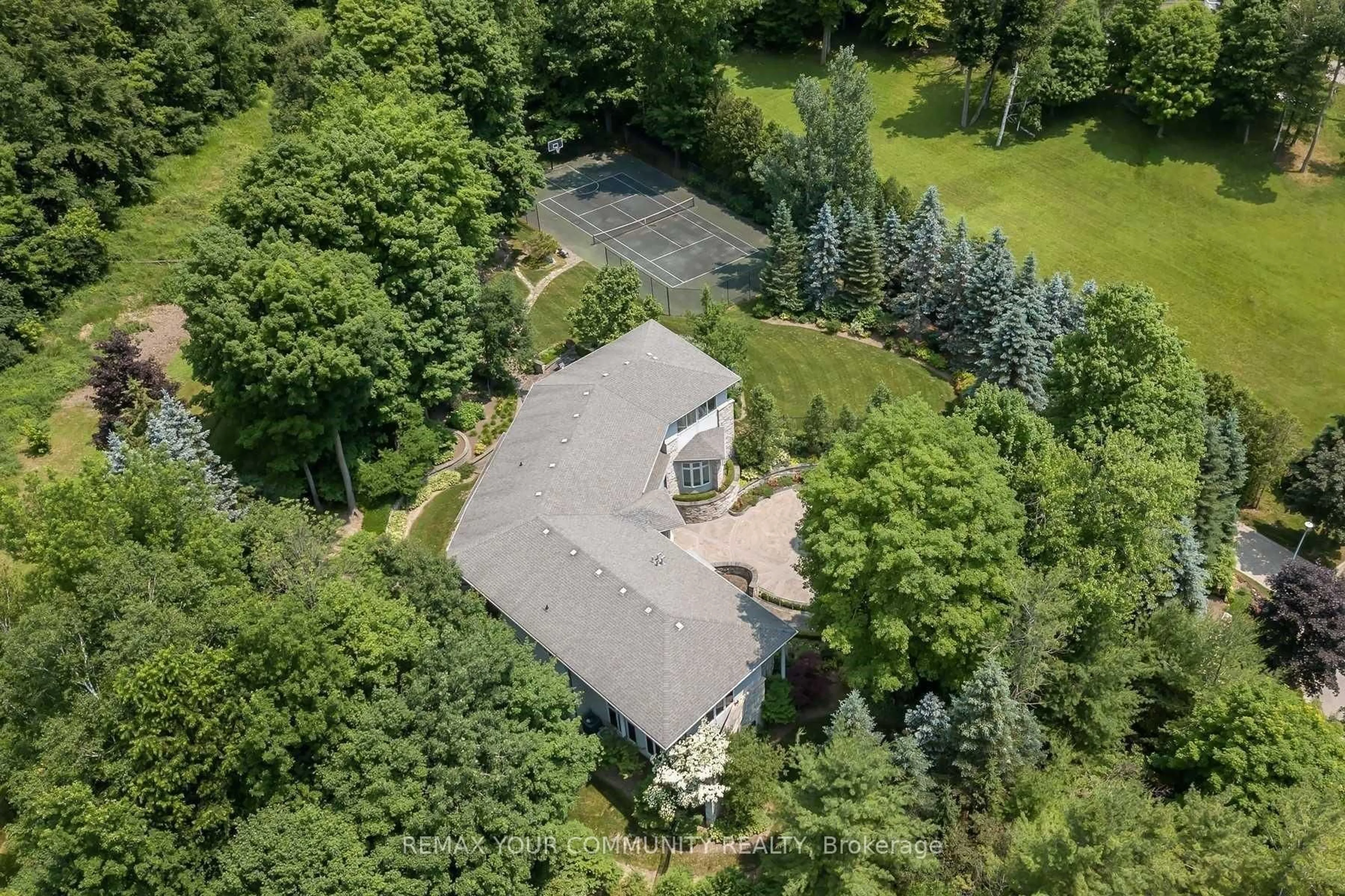 A pic from outside/outdoor area/front of a property/back of a property/a pic from drone, unknown for 76 Silver Fox Pl, Vaughan Ontario L6A 1G2