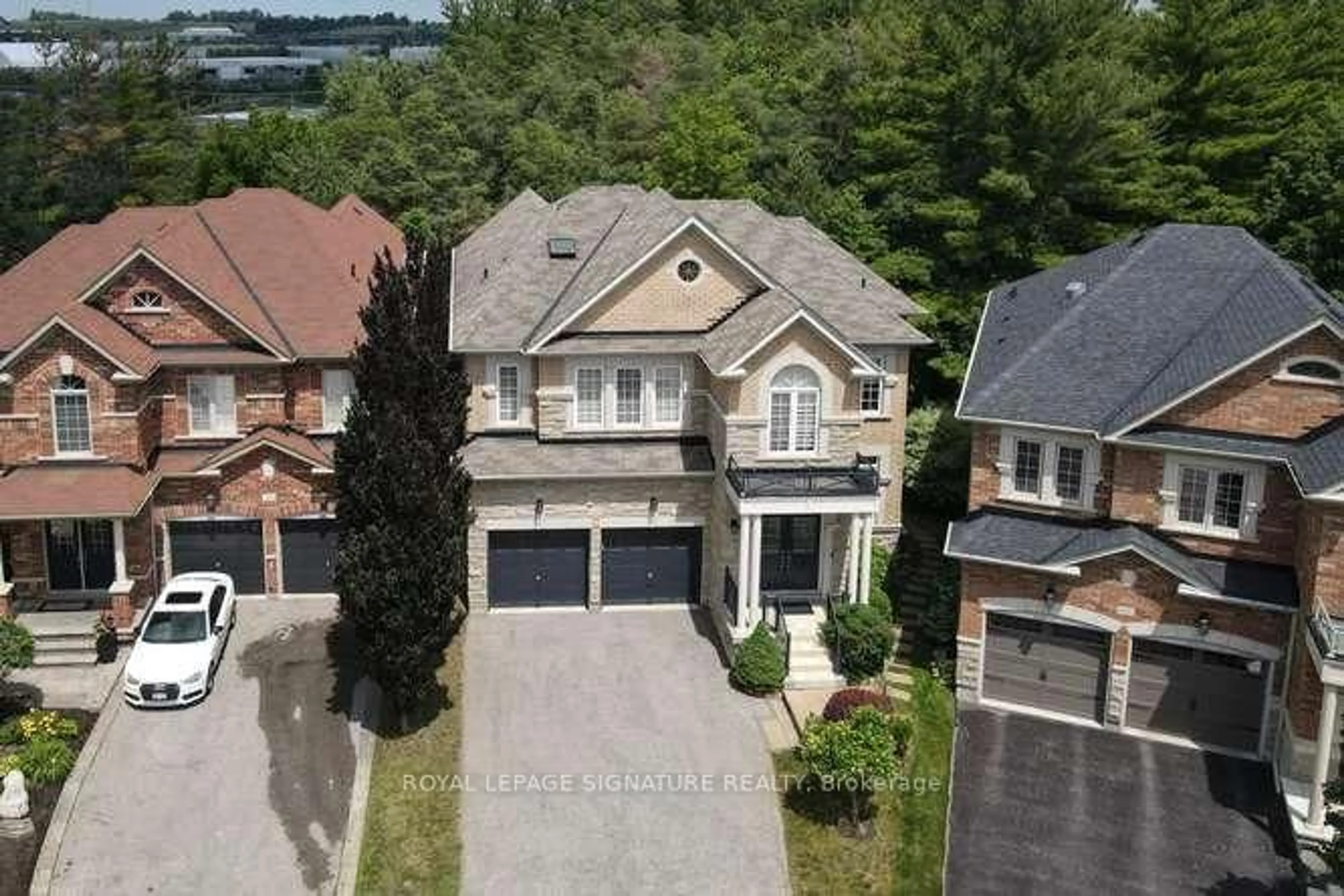 A pic from outside/outdoor area/front of a property/back of a property/a pic from drone, street for 488 Foxcroft Blvd, Newmarket Ontario L3X 3L7