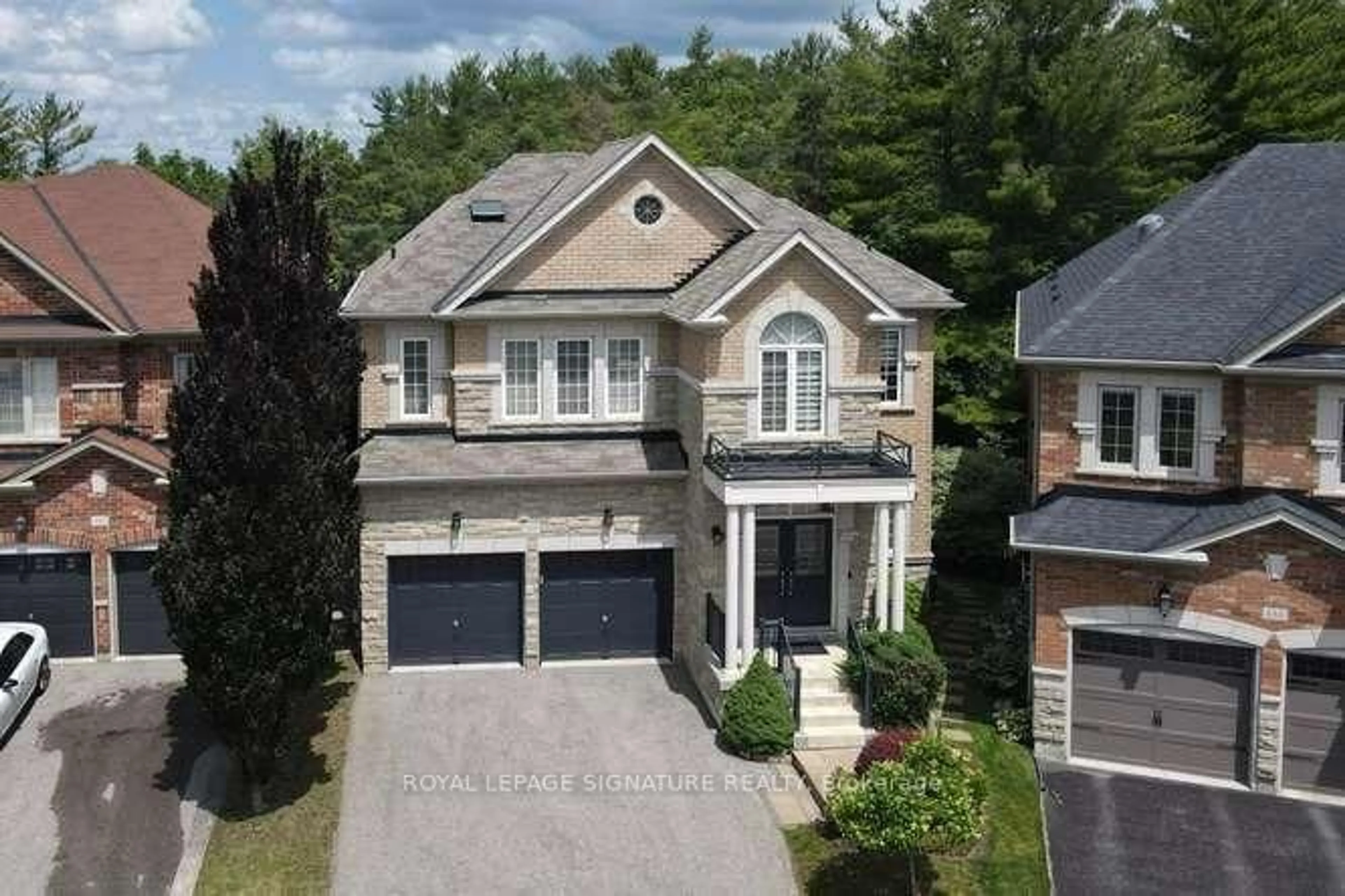 A pic from outside/outdoor area/front of a property/back of a property/a pic from drone, street for 488 Foxcroft Blvd, Newmarket Ontario L3X 3L7
