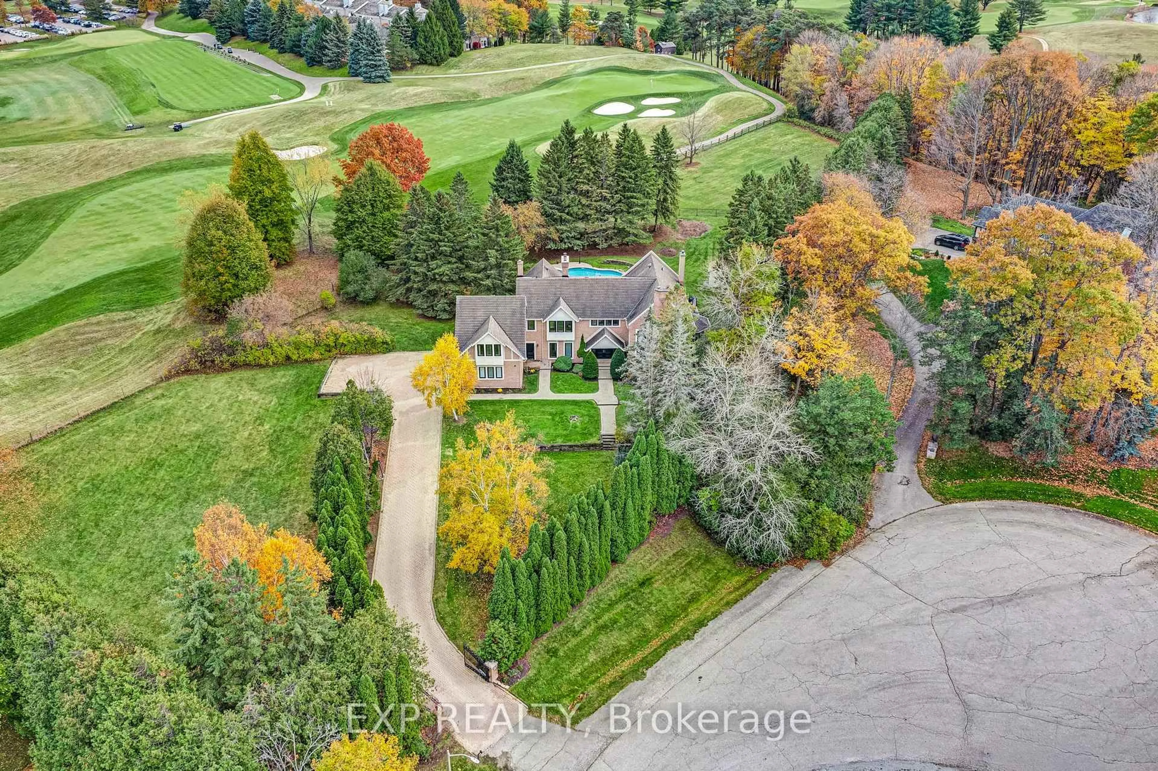 A pic from outside/outdoor area/front of a property/back of a property/a pic from drone, unknown for 15 Jarvis Ave, Aurora Ontario L4G 6W8