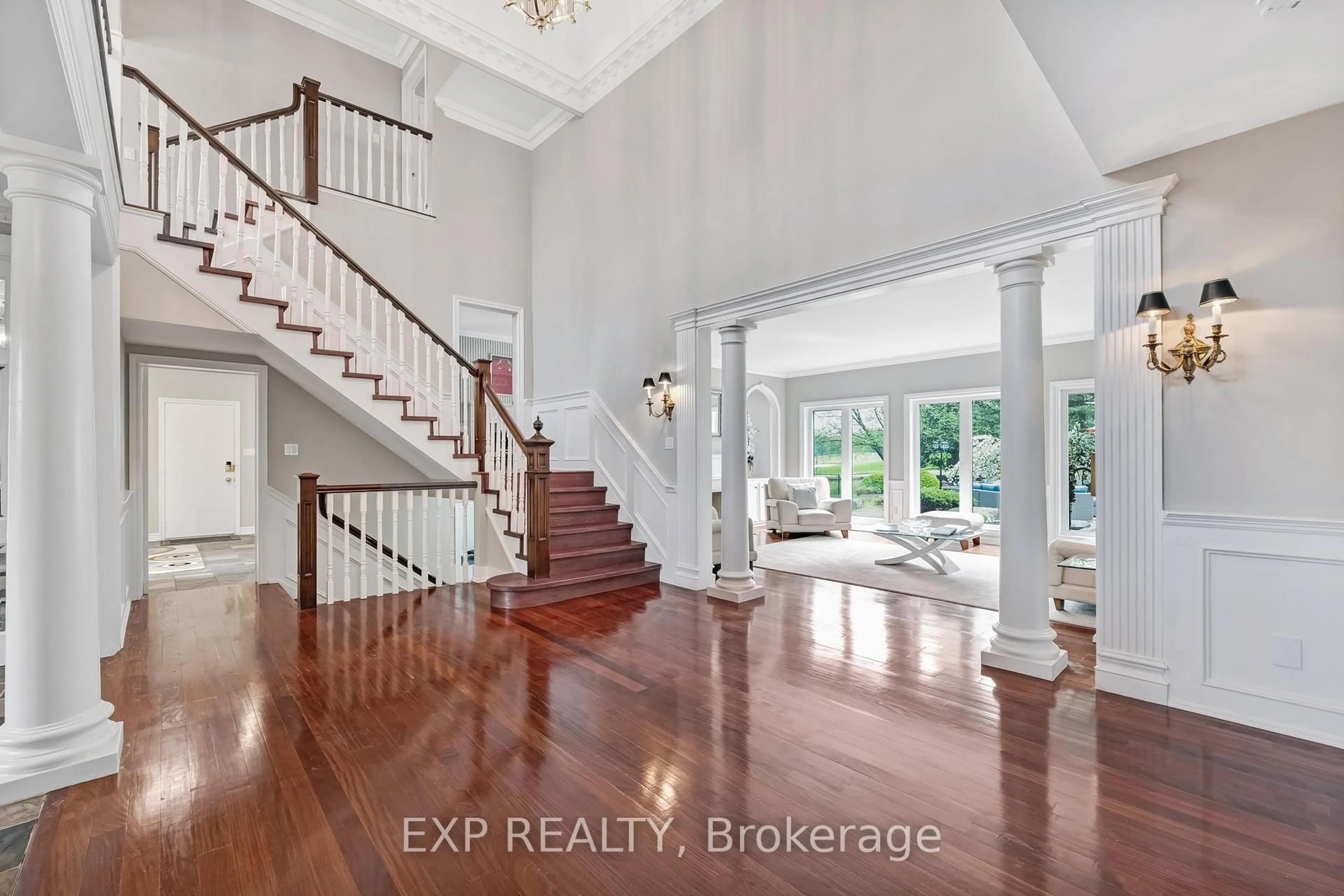 Indoor entryway for 15 Jarvis Ave, Aurora Ontario L4G 6W8