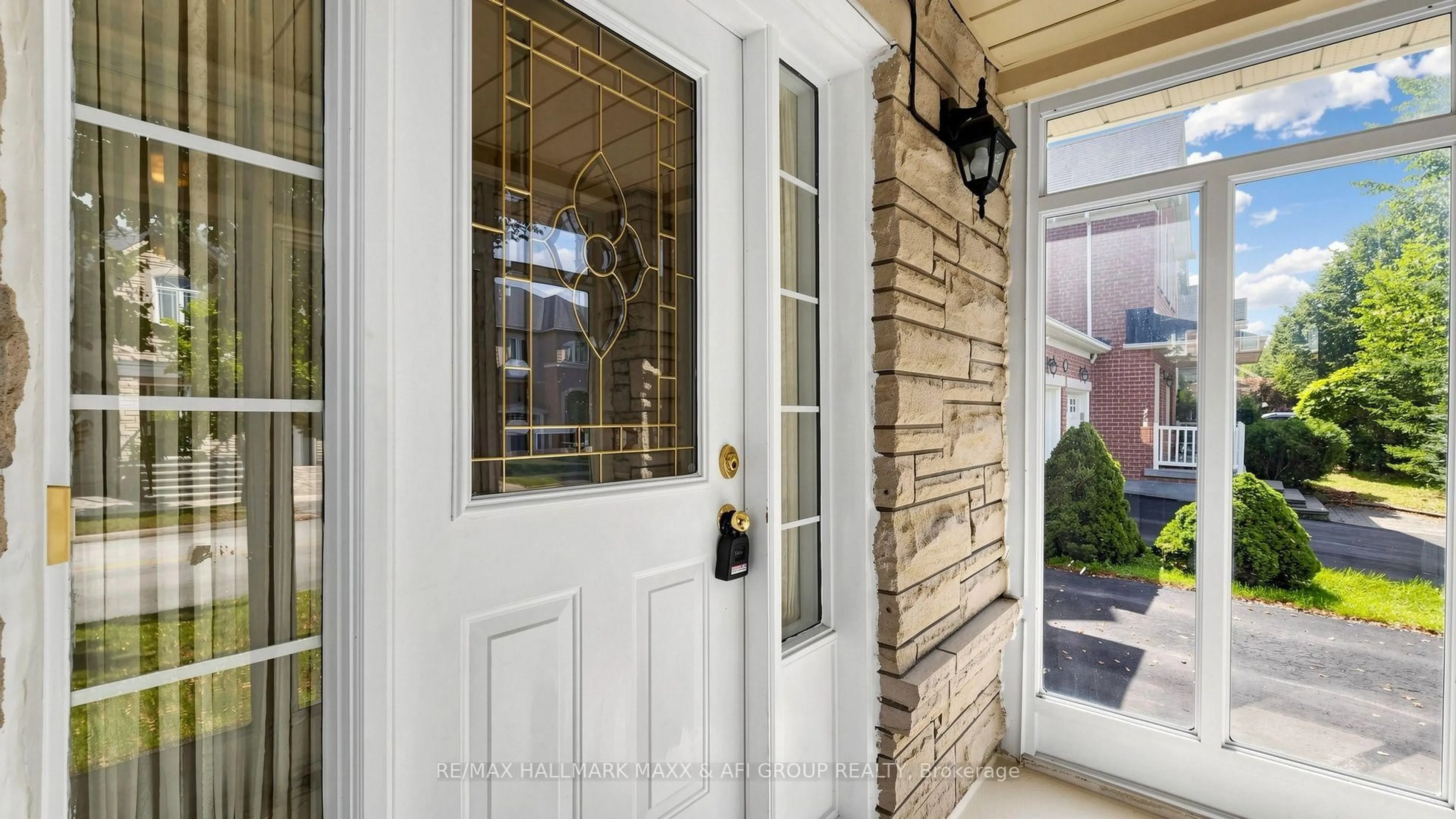 Indoor entryway for 33 Amethyst Dr, Richmond Hill Ontario L4S 2J8