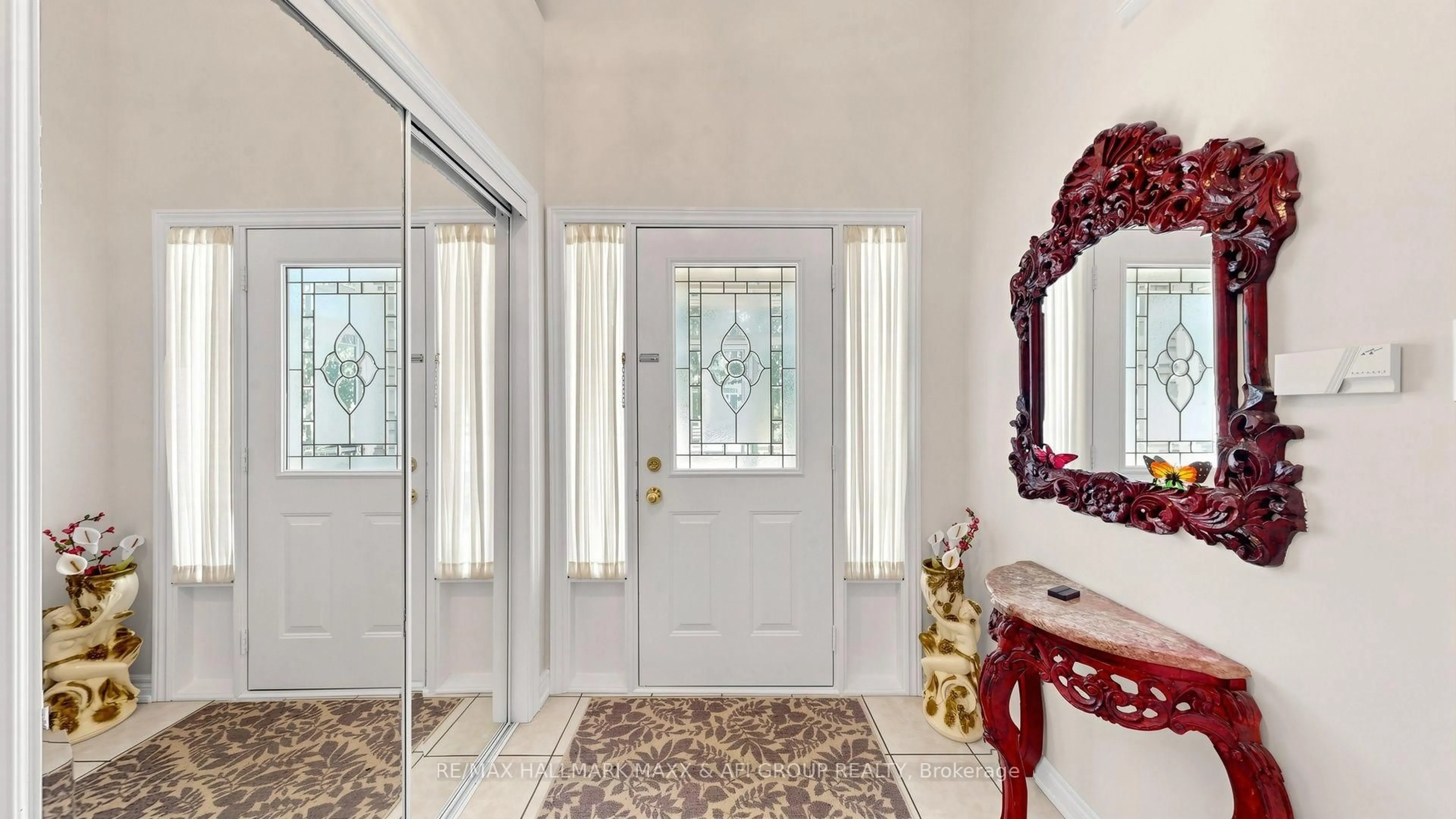 Indoor entryway for 33 Amethyst Dr, Richmond Hill Ontario L4S 2J8