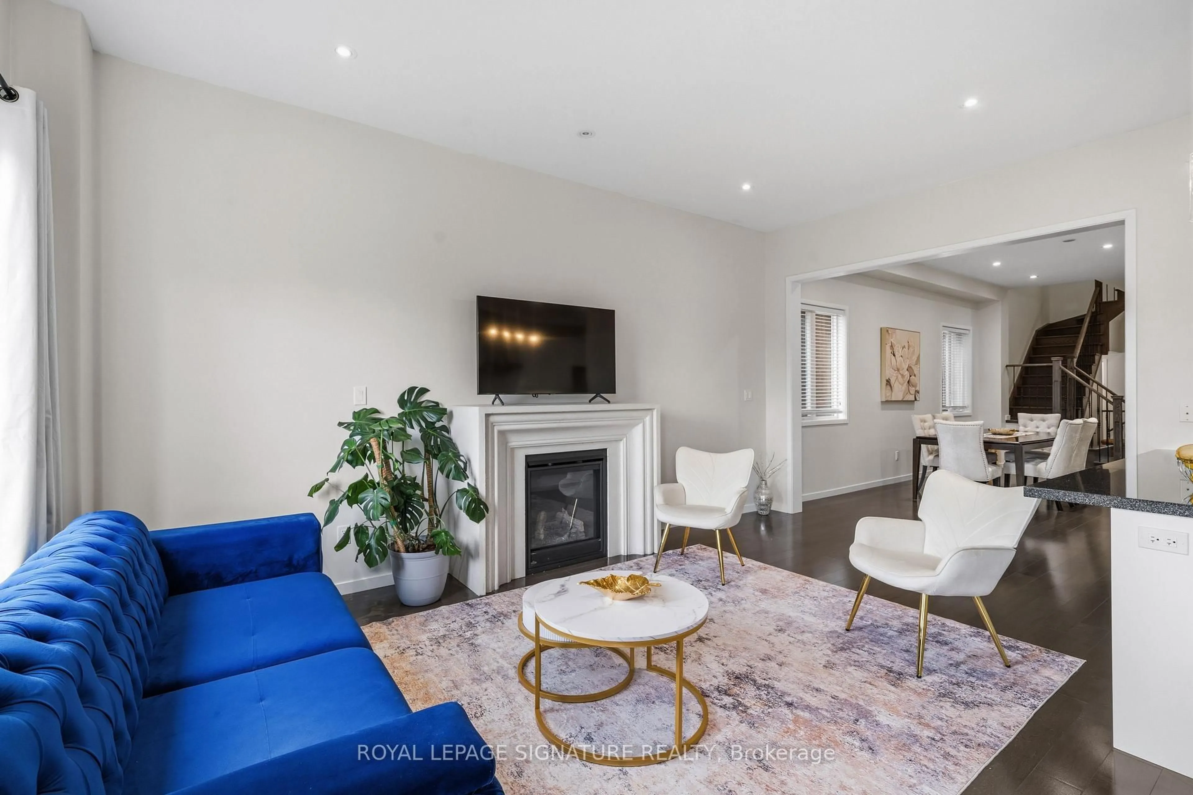 Living room with furniture, unknown for 116 Elyse Crt, Aurora Ontario L4G 2C9