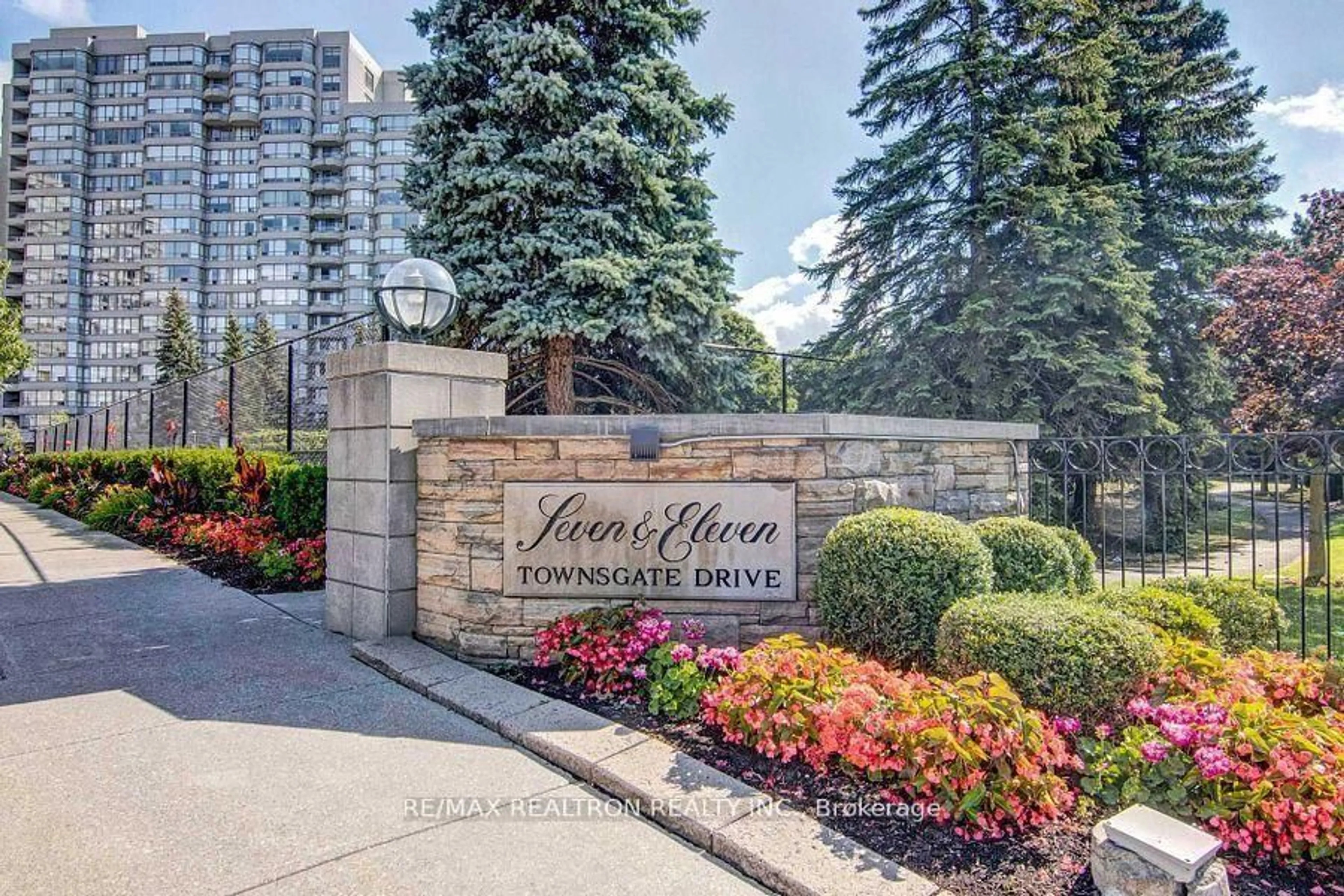 Indoor foyer for 7 Townsgate Dr #810, Vaughan Ontario L4J 7Z9