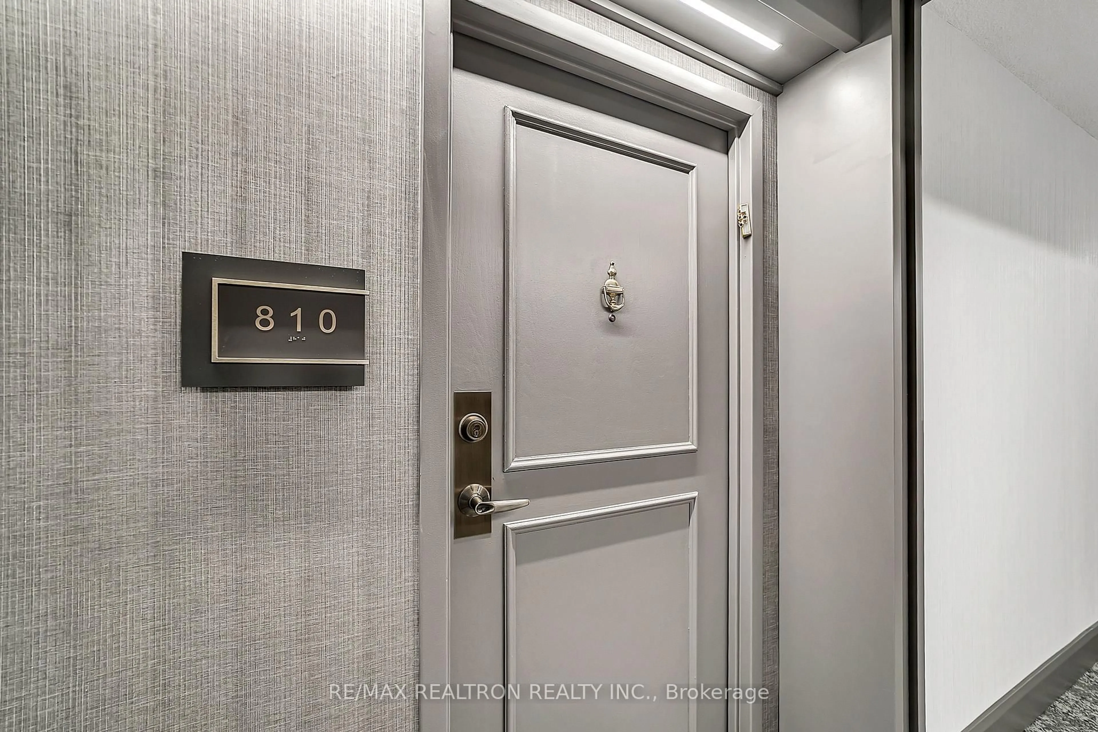 Indoor foyer for 7 Townsgate Dr #810, Vaughan Ontario L4J 7Z9