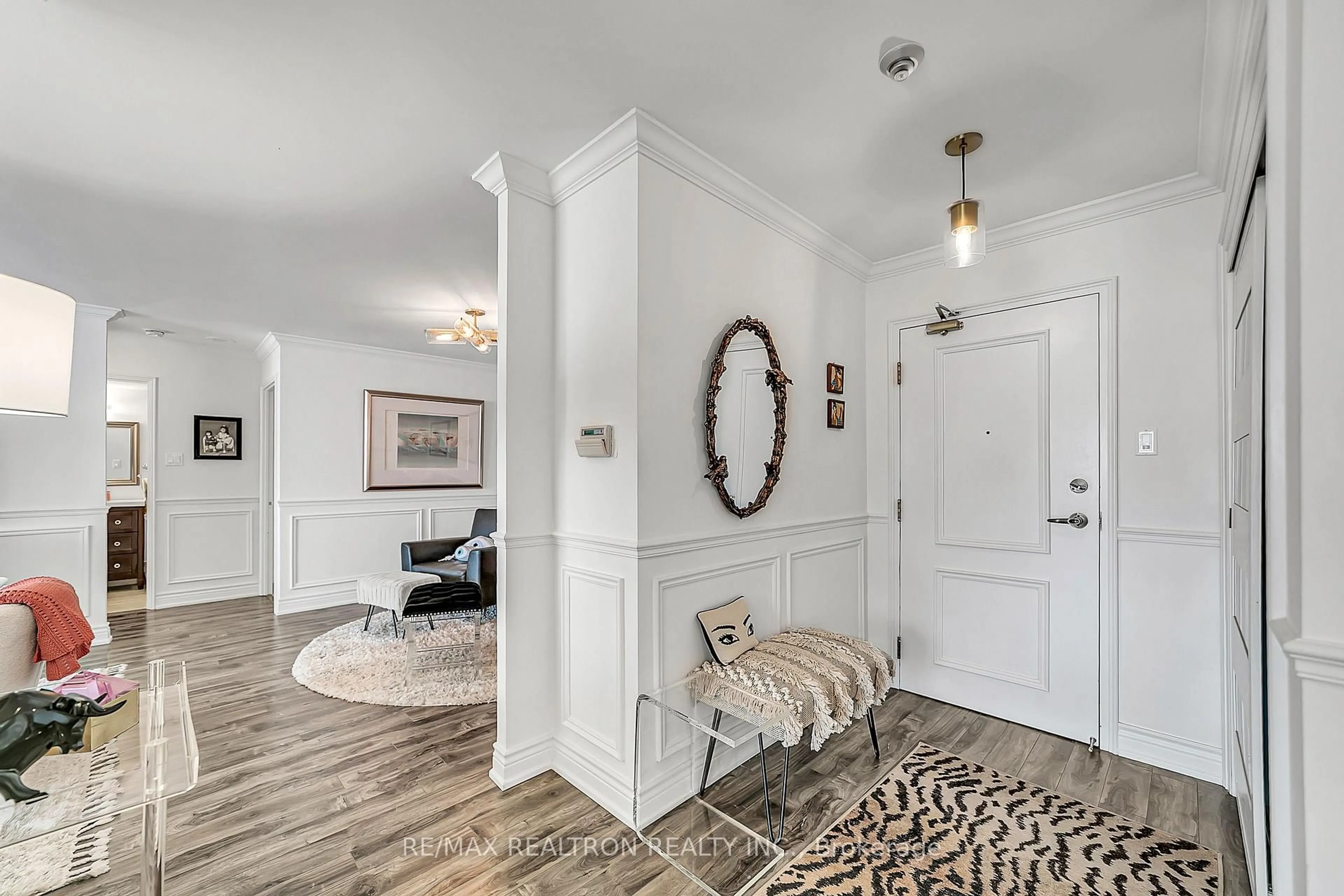 Indoor entryway for 7 Townsgate Dr #810, Vaughan Ontario L4J 7Z9