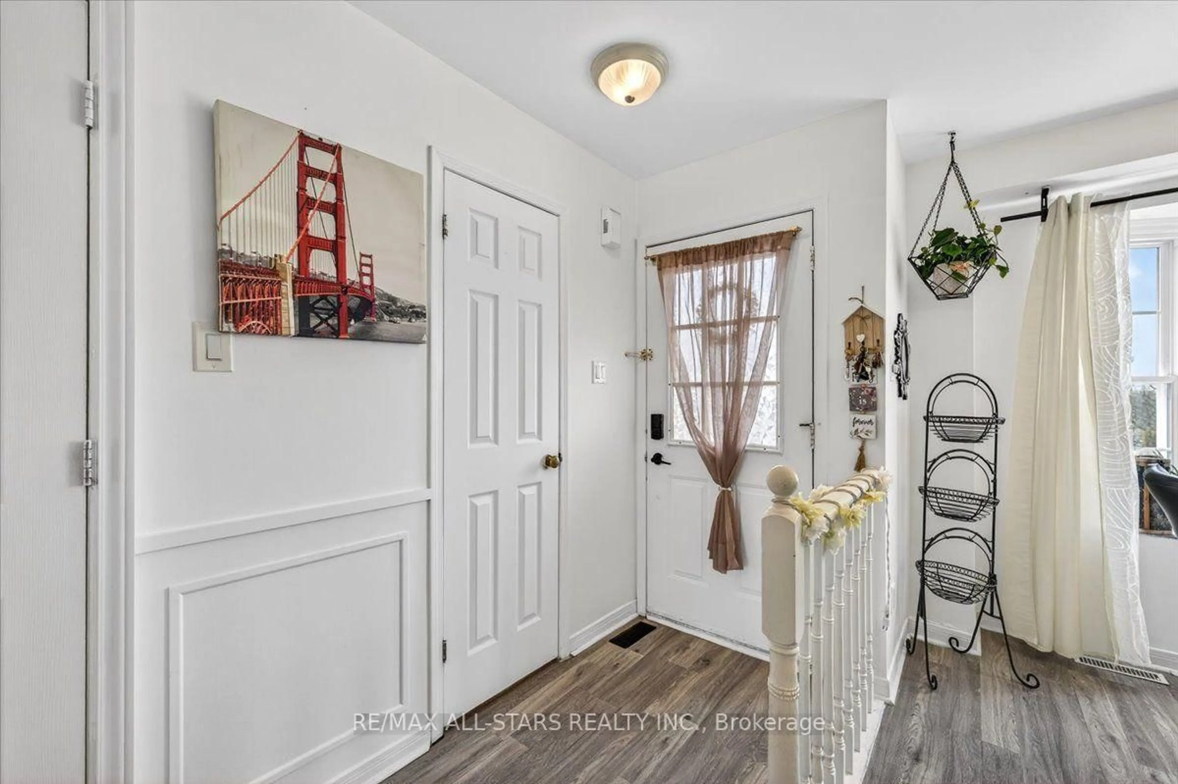 Indoor entryway for 119 Spring Rd #3, Georgina Ontario L4P 2K4