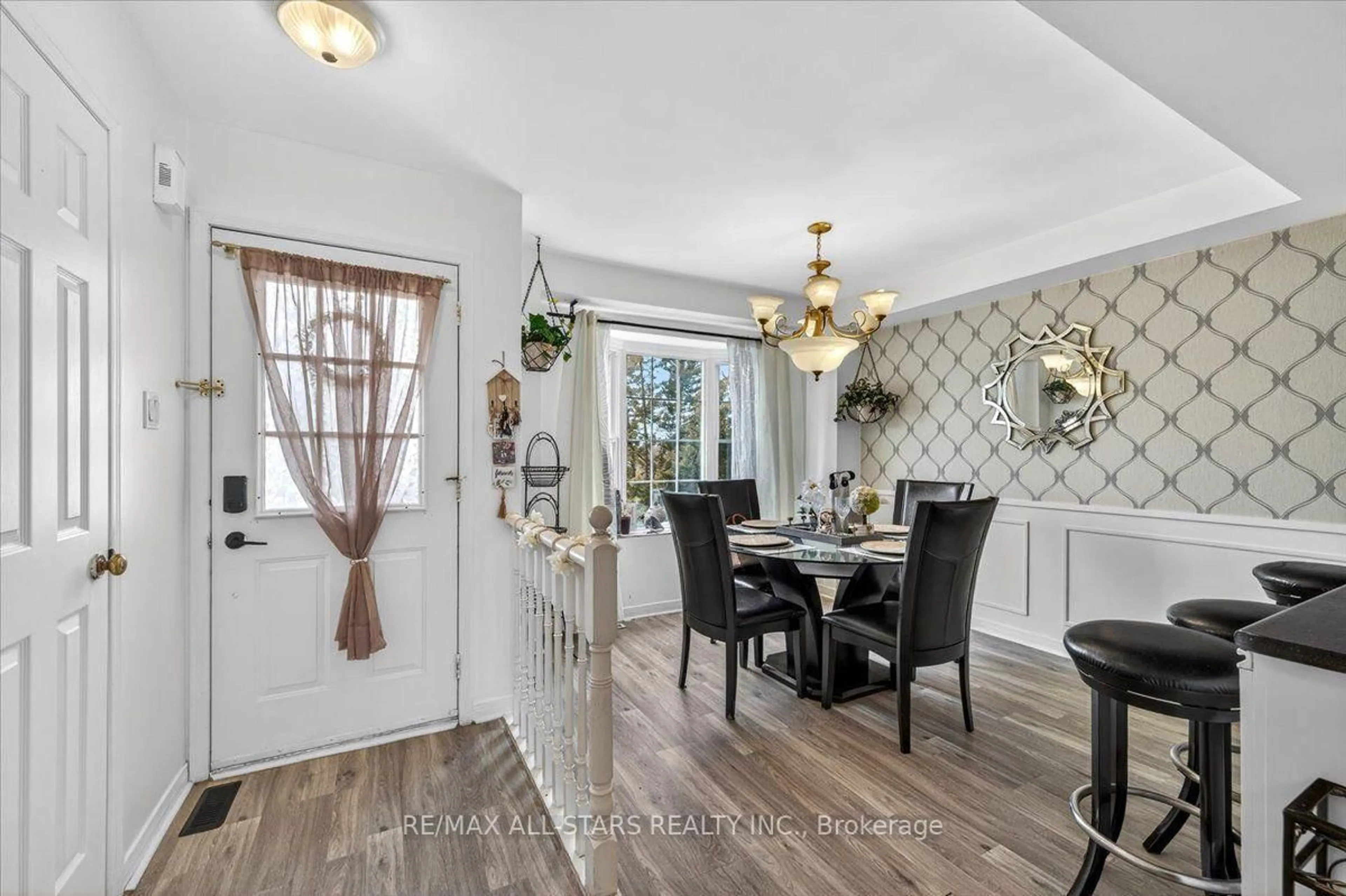 Dining room, ceramic/tile floor for 119 Spring Rd #3, Georgina Ontario L4P 2K4