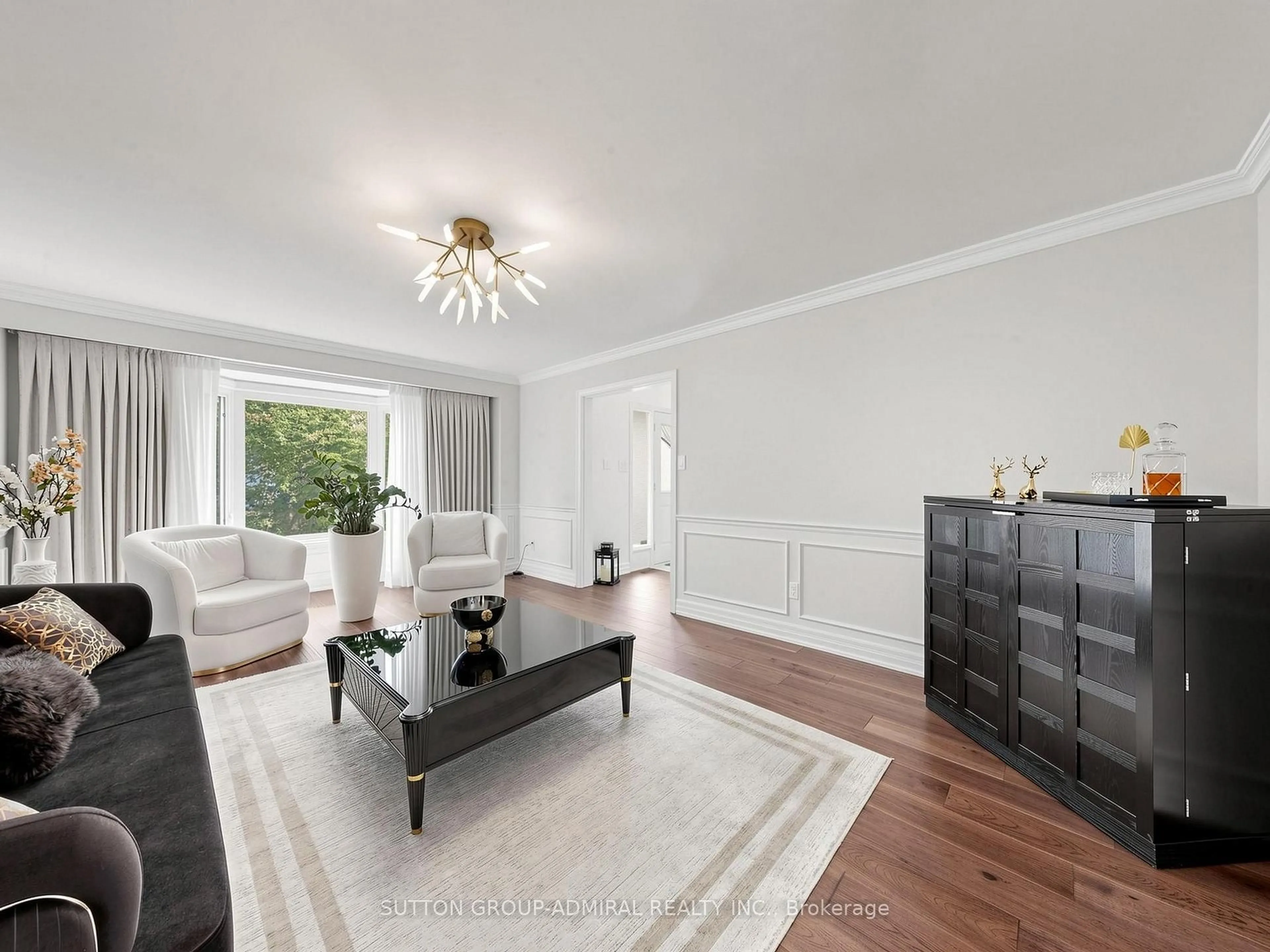 Living room with furniture, wood/laminate floor for 48 Petch Cres, Aurora Ontario L4G 5N9