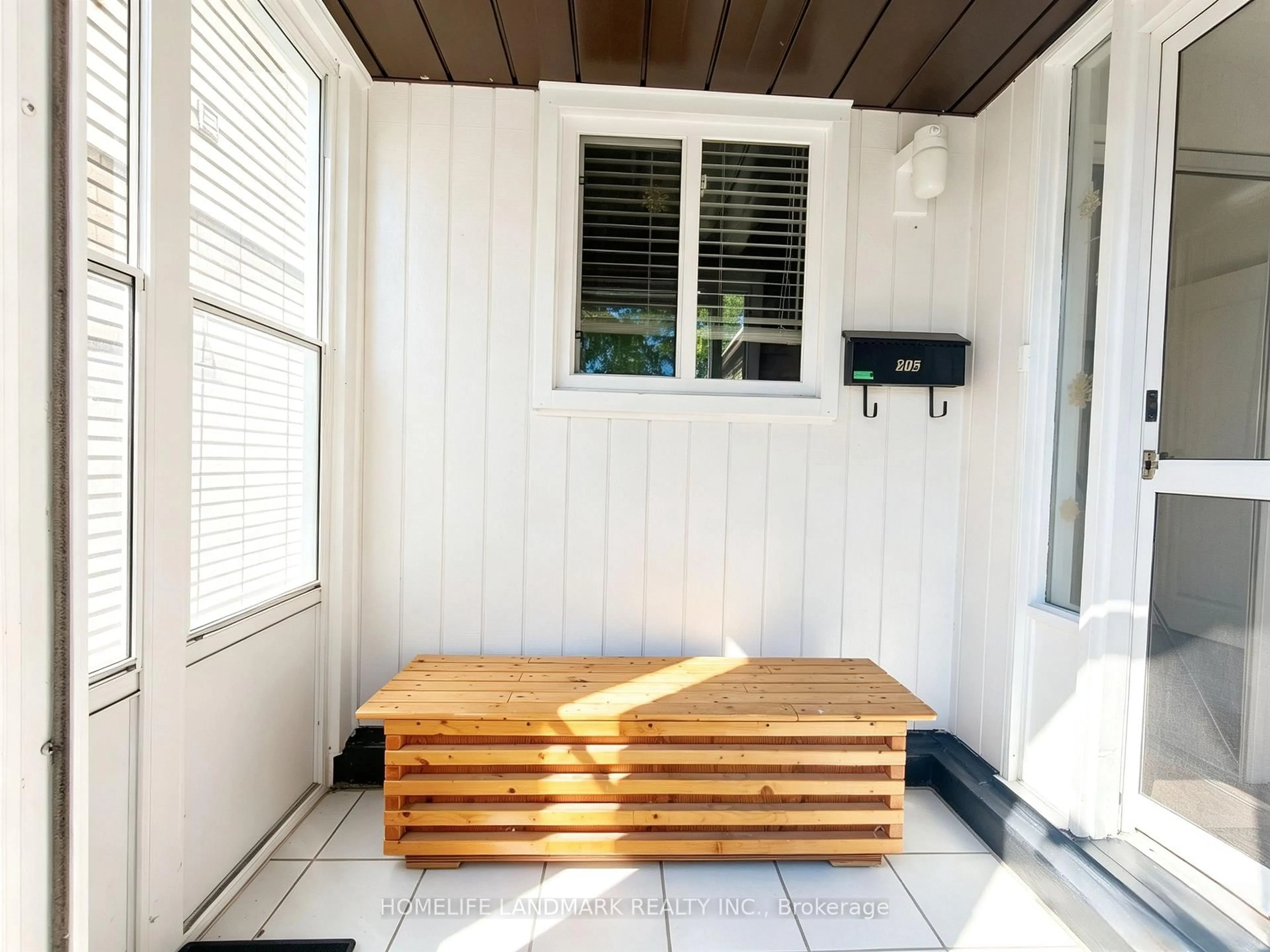 Indoor entryway for 215 Bob O' Link Ave, Vaughan Ontario L4L 1H1