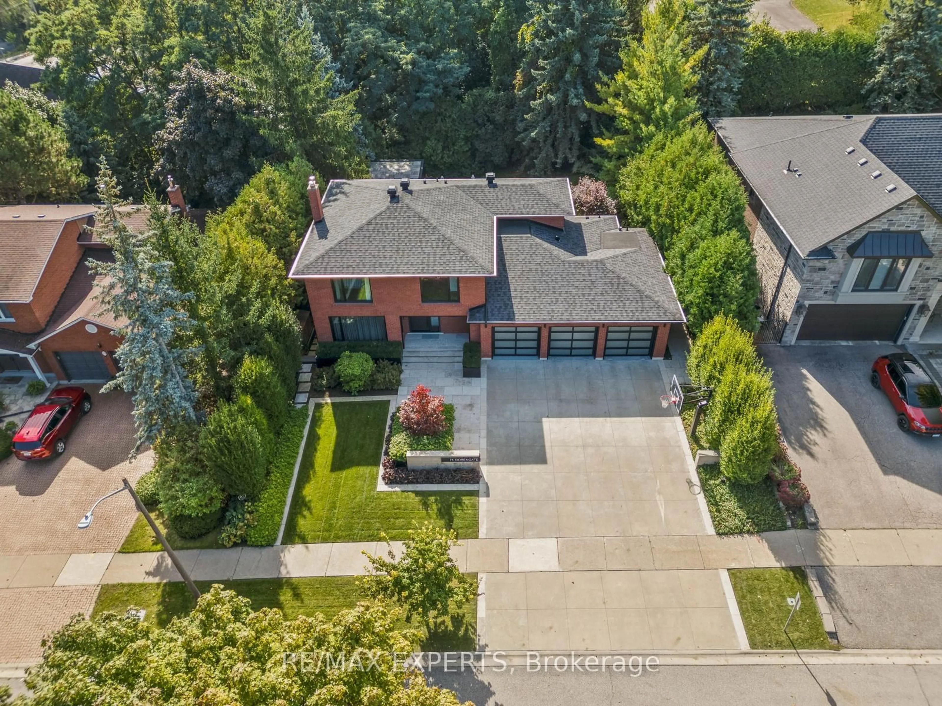 A pic from outside/outdoor area/front of a property/back of a property/a pic from drone, street for 71 Dorengate Dr, Vaughan Ontario L4L 1M6