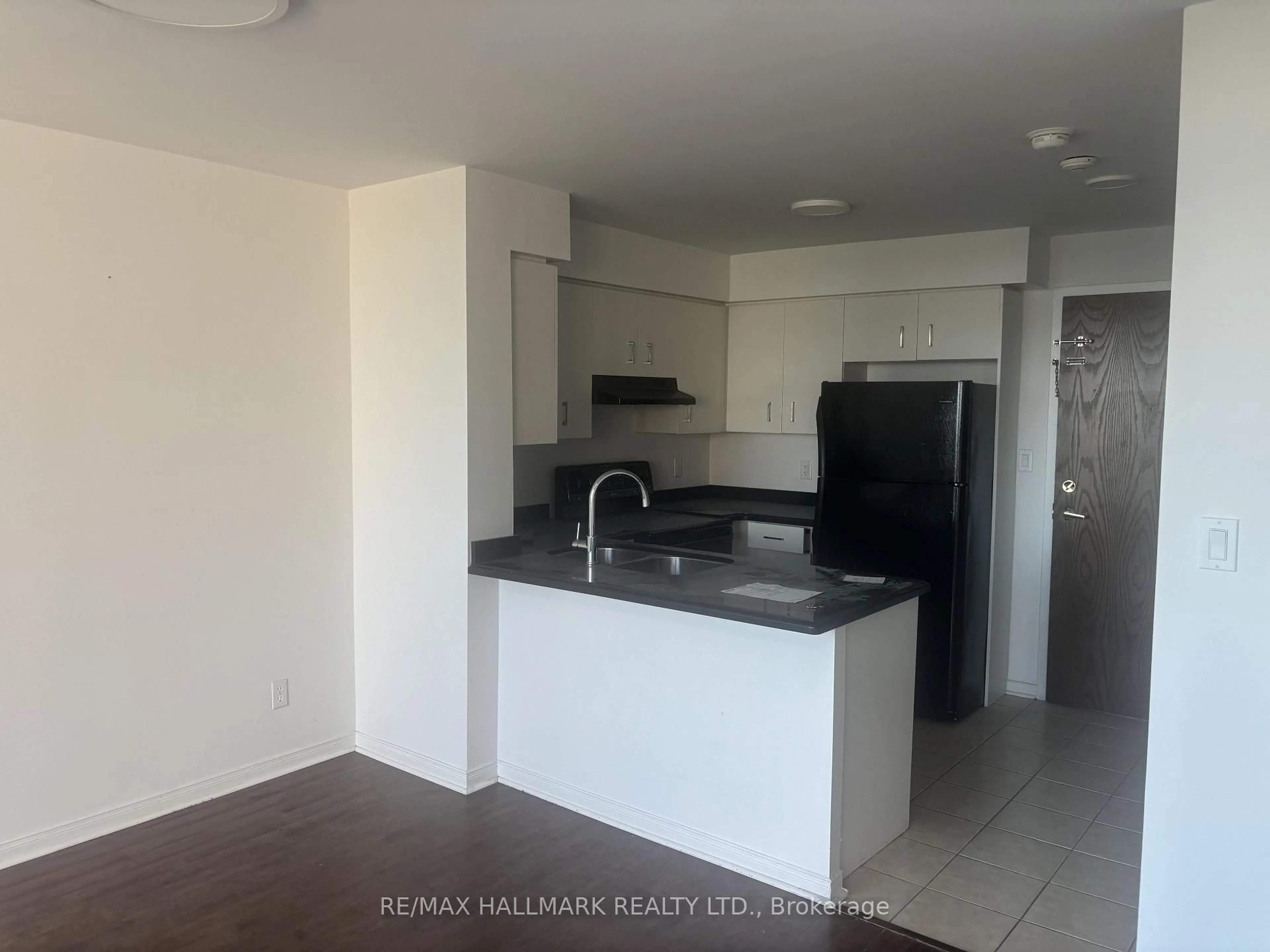 Standard kitchen, unknown for 51 Baffin Crt #702, Richmond Hill Ontario L4B 4P6