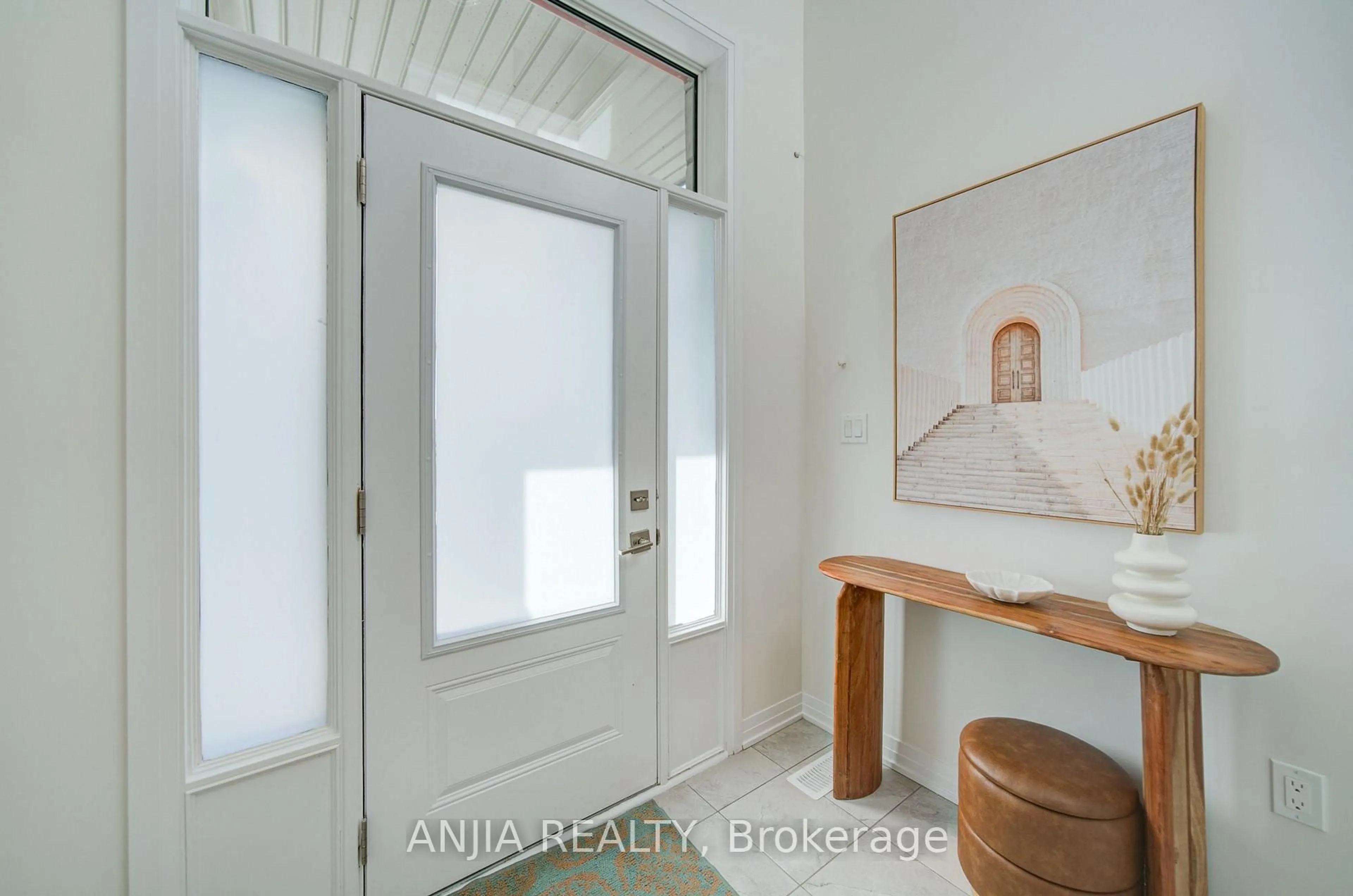 Indoor entryway for 41 Kahshe Lane, Richmond Hill Ontario L4S 0N7