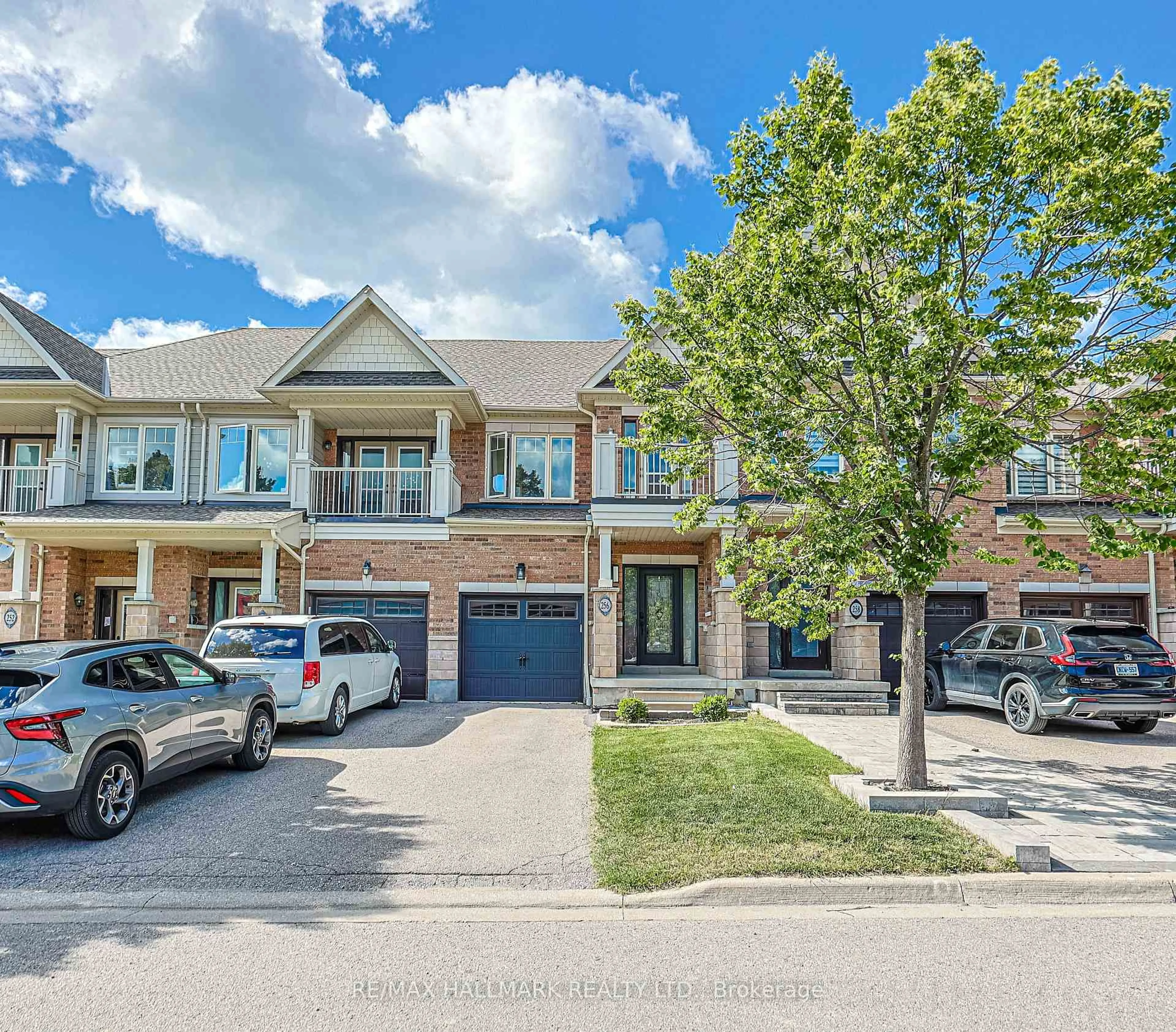 A pic from outside/outdoor area/front of a property/back of a property/a pic from drone, street for 256 Sandale Rd, Whitchurch-Stouffville Ontario L4A 0Y4
