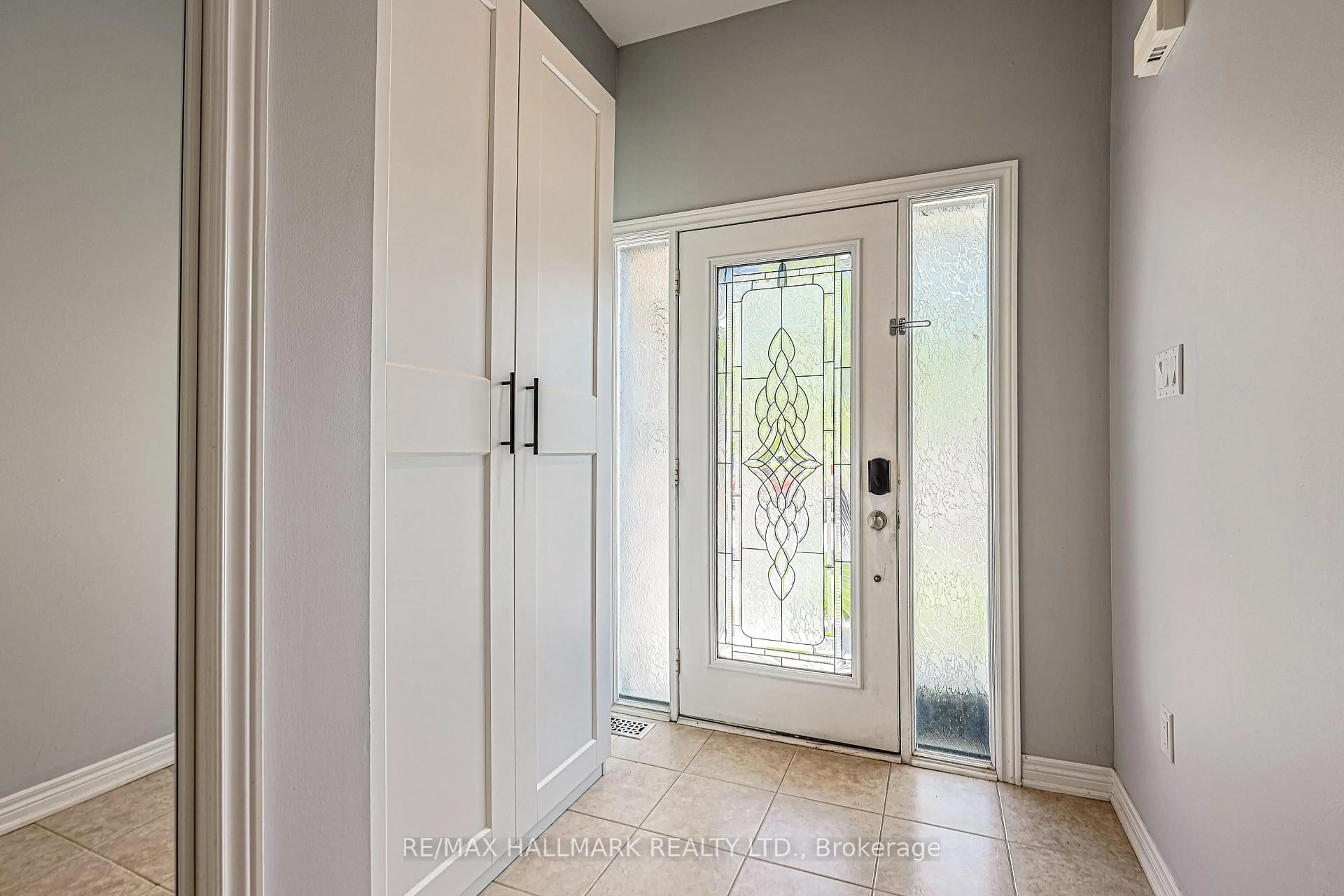 Indoor entryway for 256 Sandale Rd, Whitchurch-Stouffville Ontario L4A 0Y4