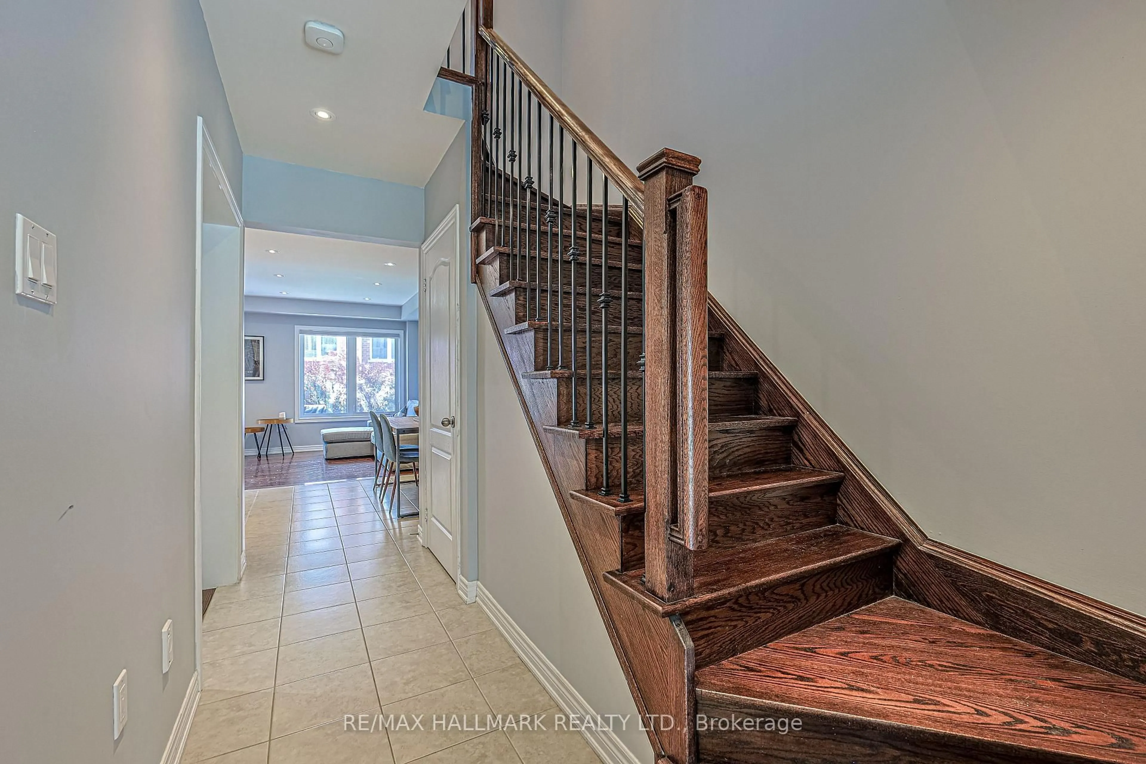 Indoor entryway for 256 Sandale Rd, Whitchurch-Stouffville Ontario L4A 0Y4