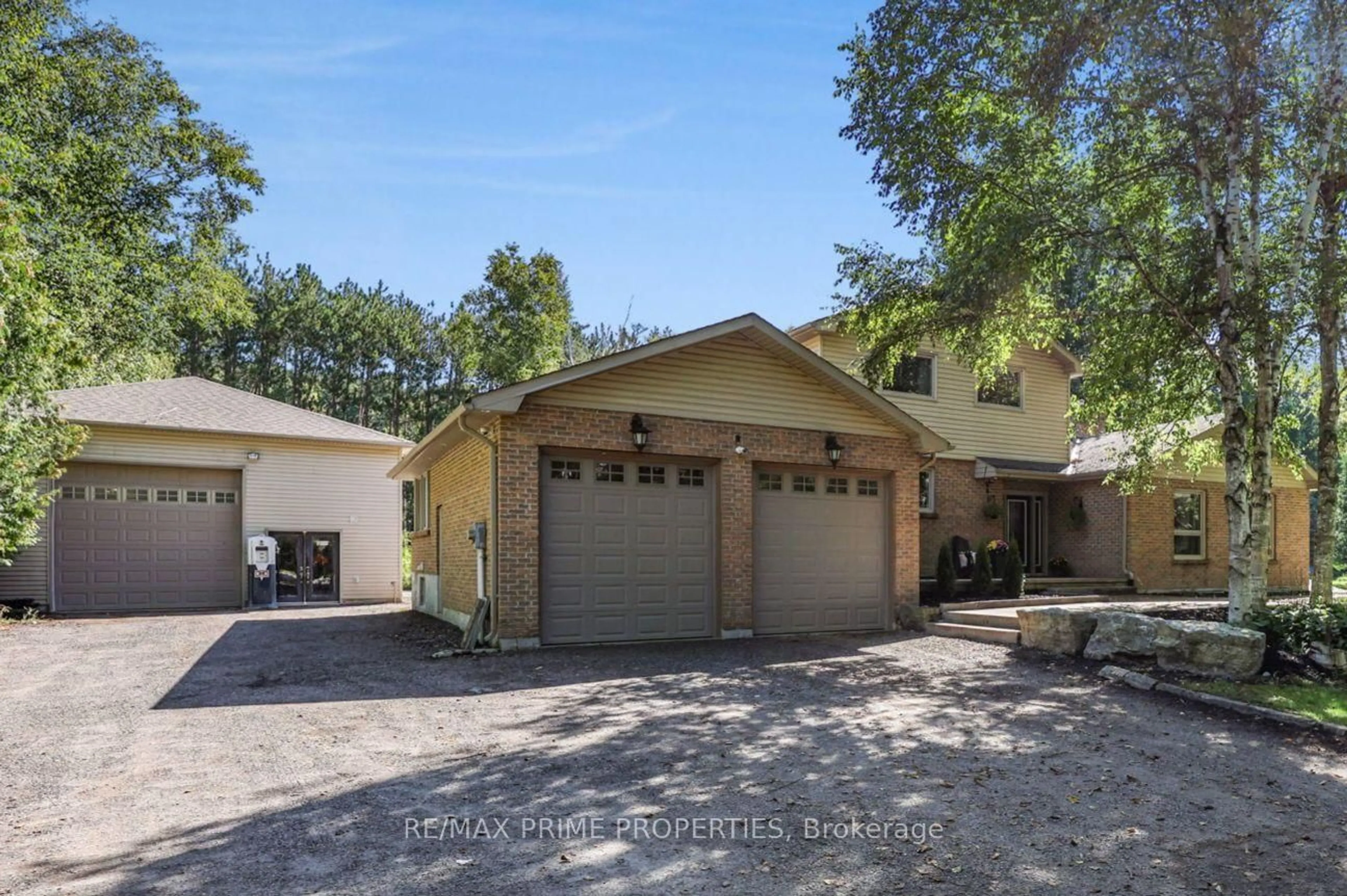 Indoor garage for 25625 Valley View Dr, Georgina Ontario L0E 1R0