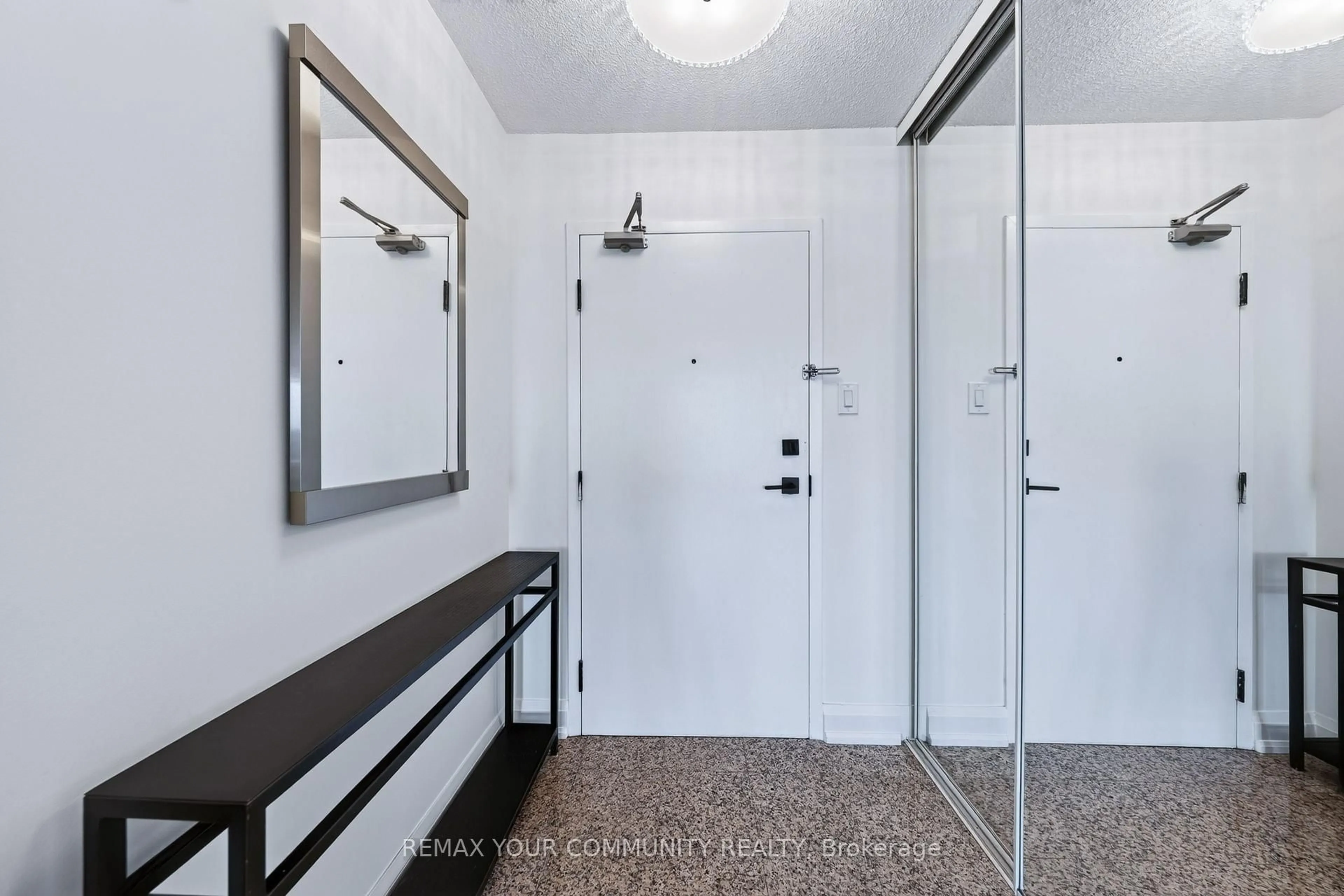Indoor entryway for 8501 Bayview Ave #1011, Richmond Hill Ontario L4B 3J7