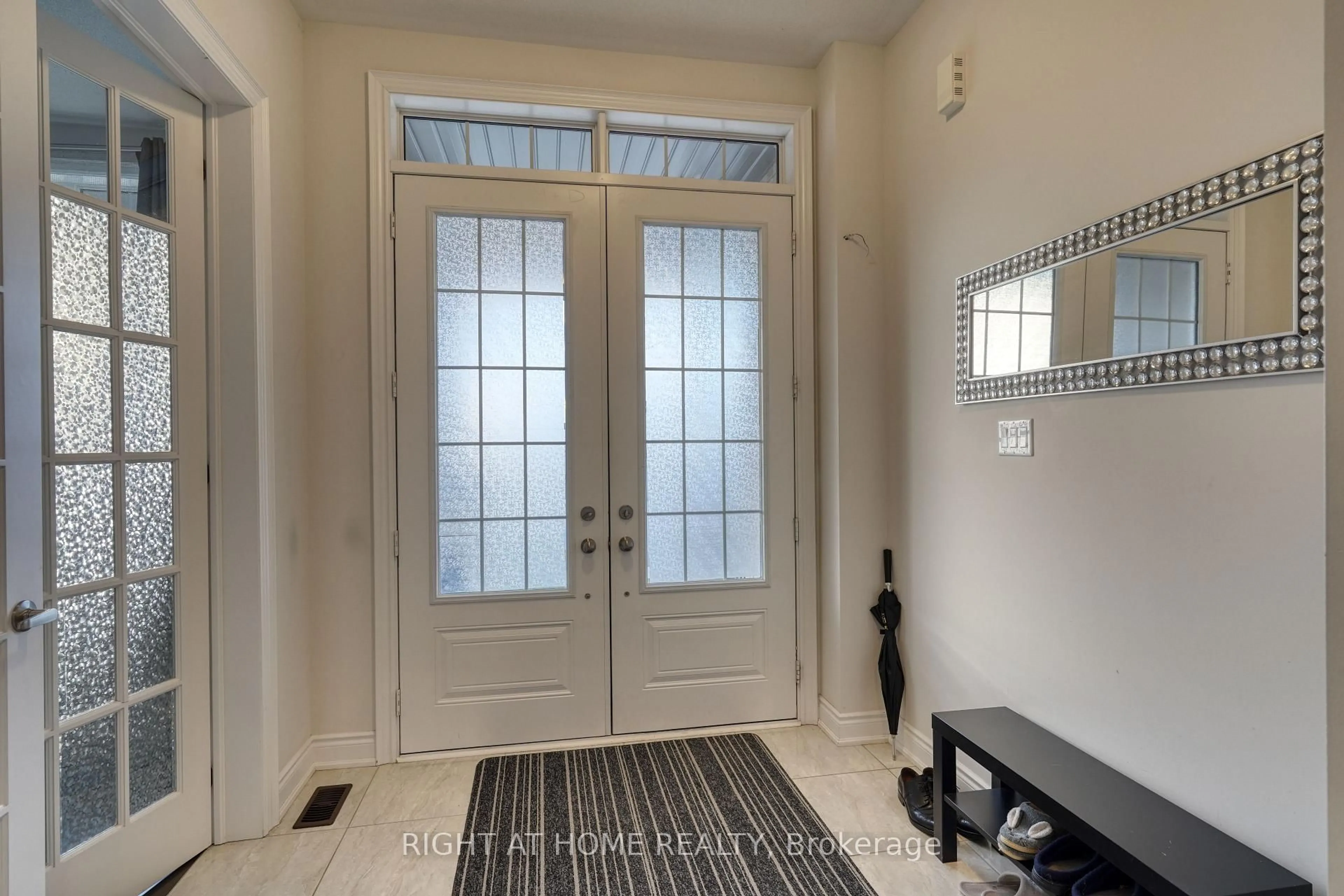 Indoor entryway for 1665 Emberton Way, Innisfil Ontario L9S 0N4