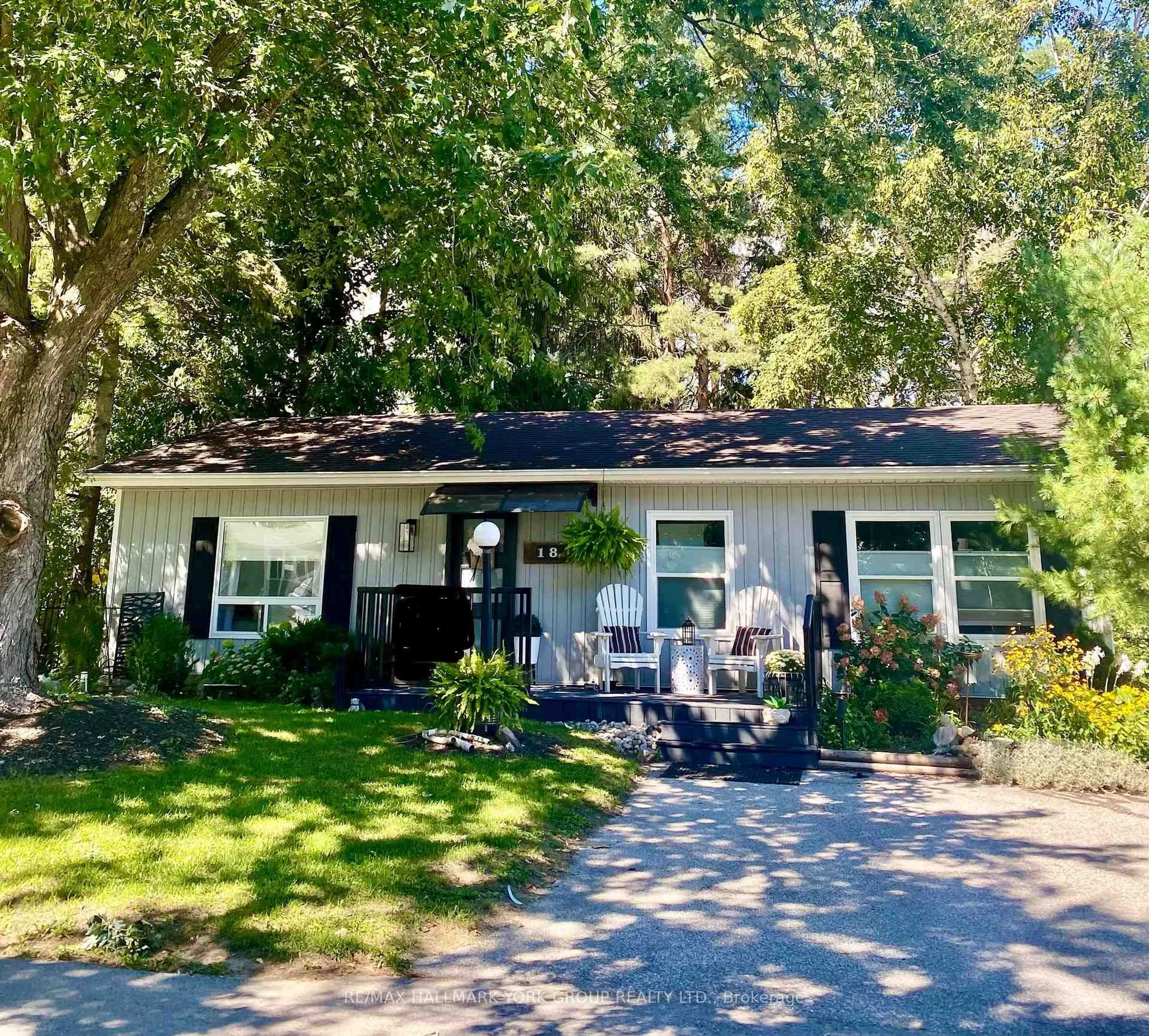 Home with vinyl exterior material, street for 18 Cherrywood Lane, Innisfil Ontario L9S 1M6