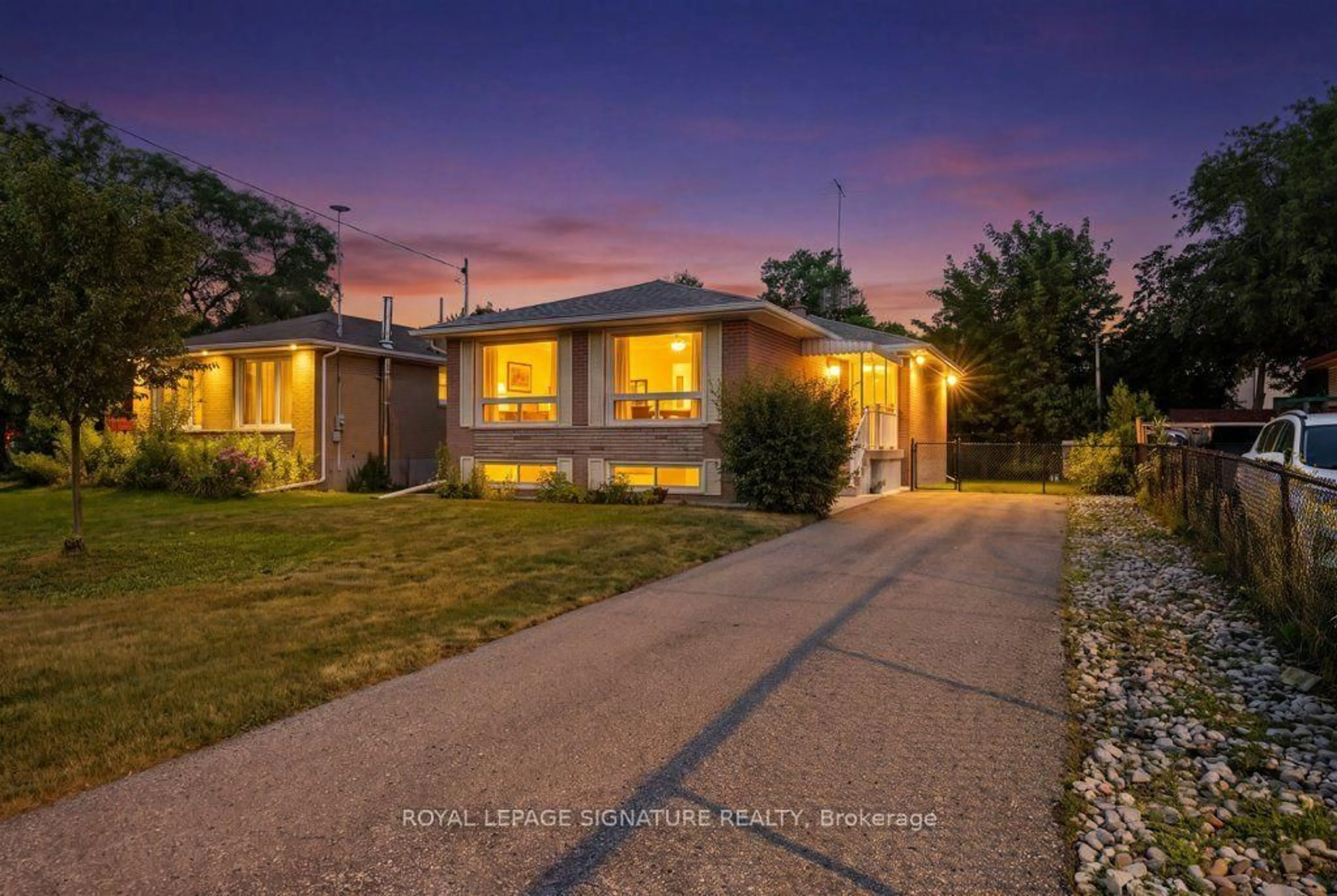 Unknown for 407 Wenlock Ave, Richmond Hill Ontario L4C 1N3