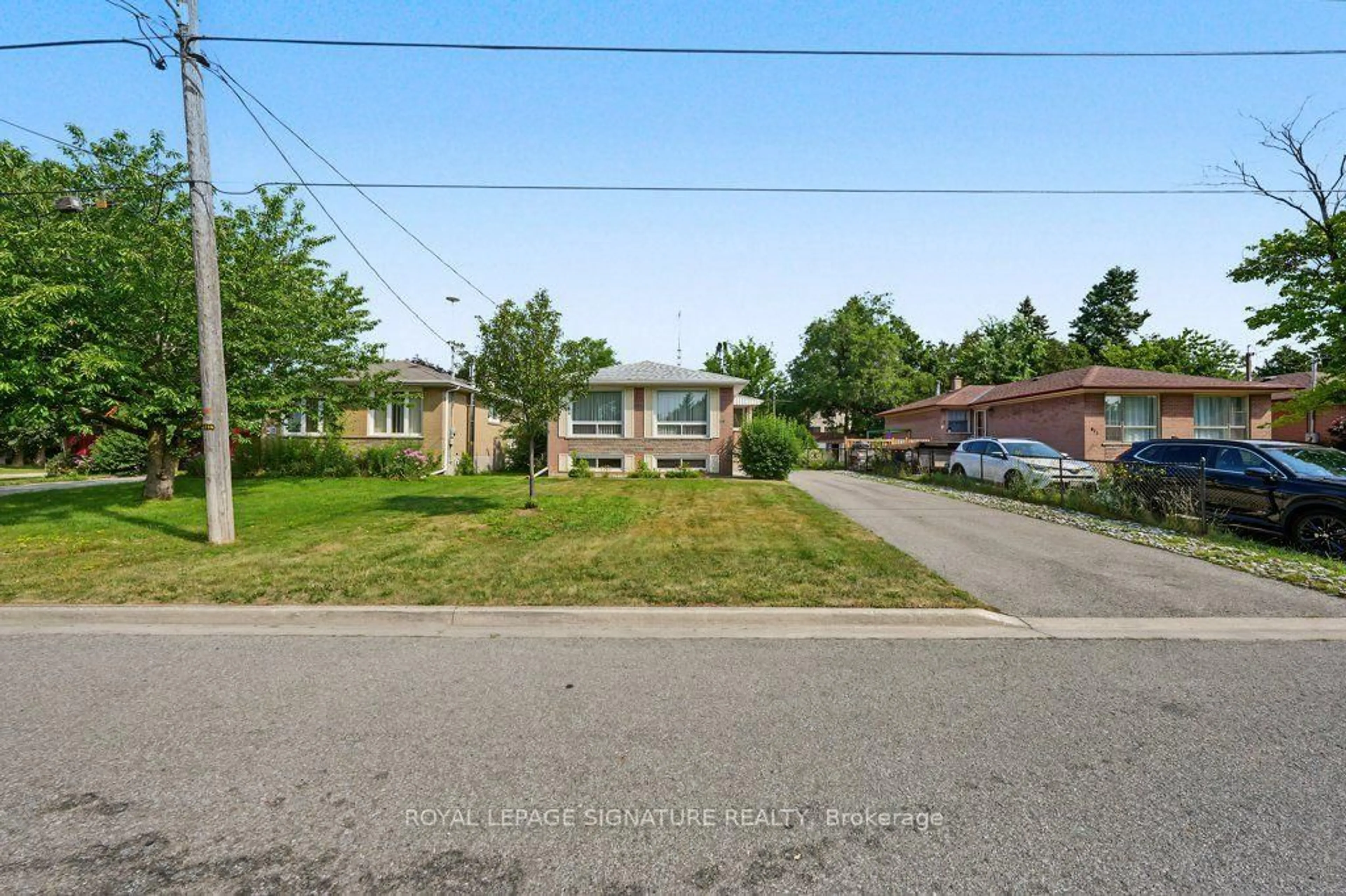 A pic from outside/outdoor area/front of a property/back of a property/a pic from drone, street for 407 Wenlock Ave, Richmond Hill Ontario L4C 1N3