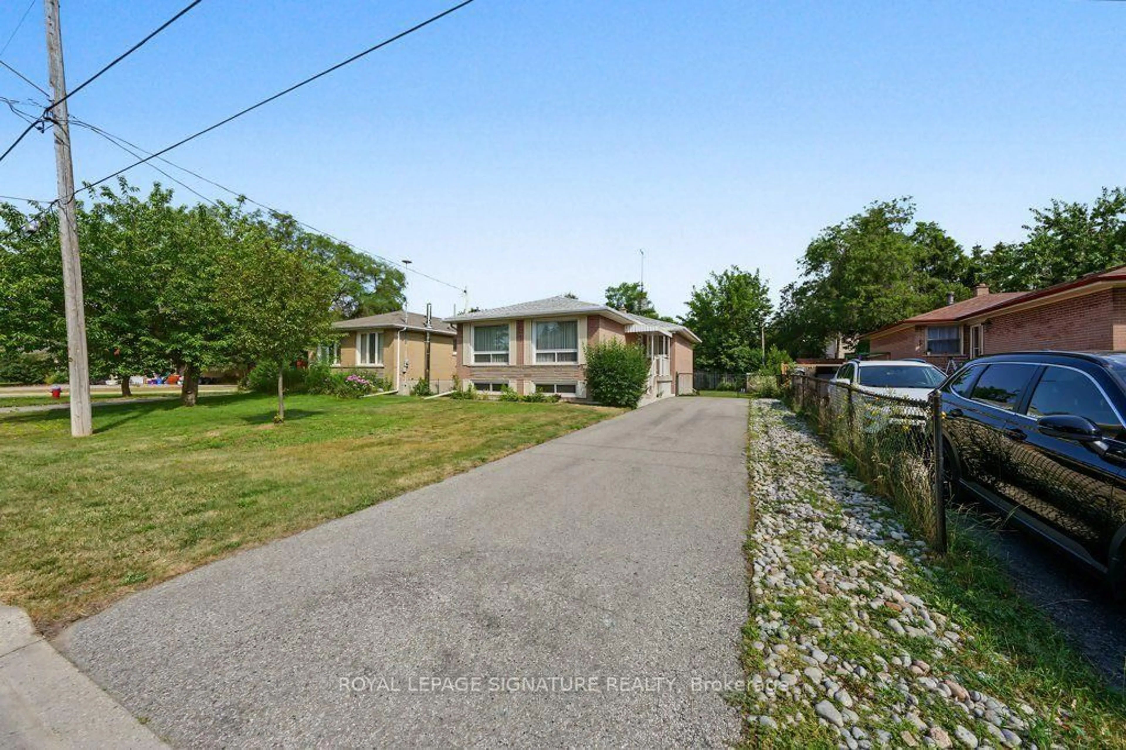 A pic from outside/outdoor area/front of a property/back of a property/a pic from drone, street for 407 Wenlock Ave, Richmond Hill Ontario L4C 1N3