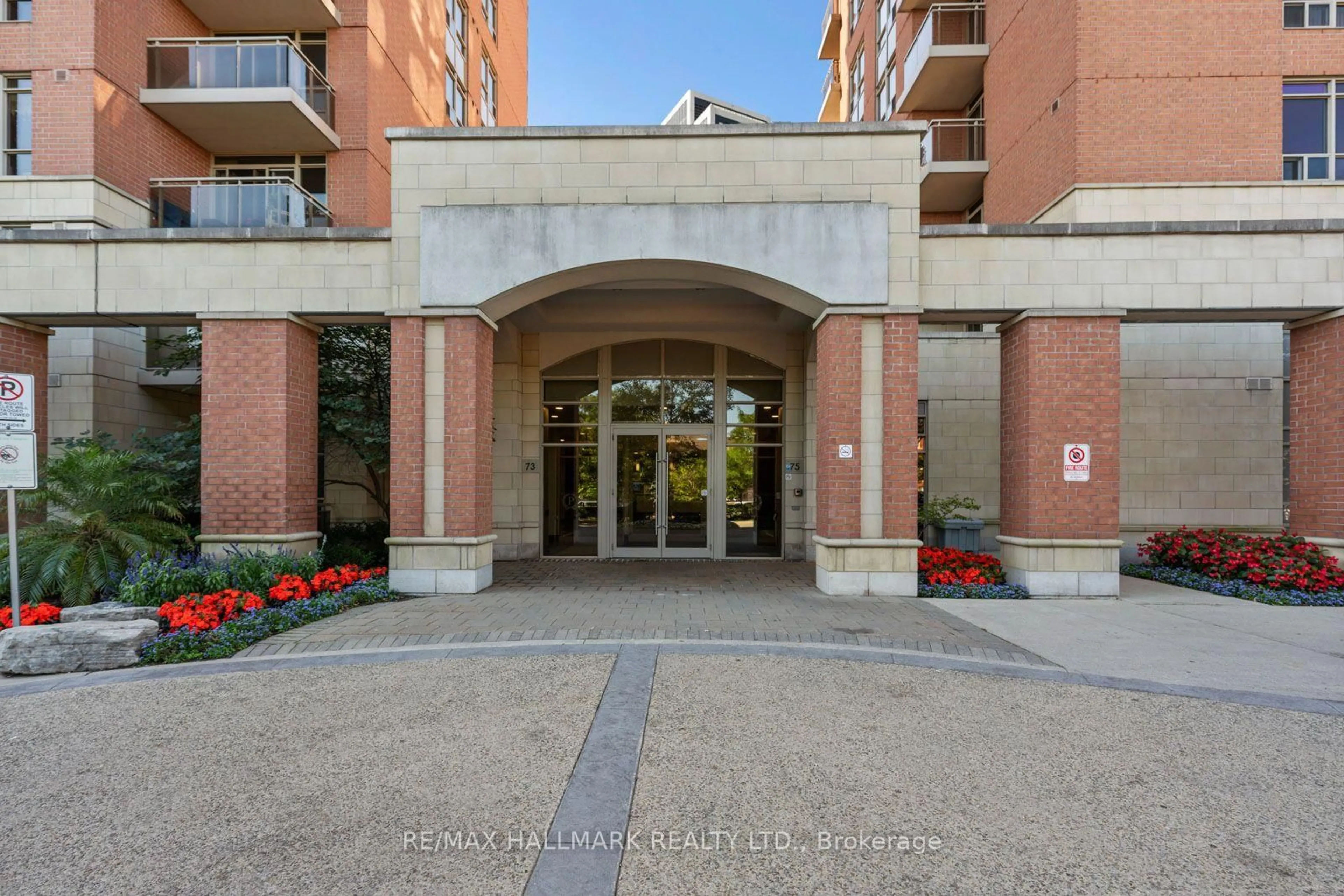 Indoor foyer for 75 King William Cres #LPH6, Richmond Hill Ontario L4B 0C1