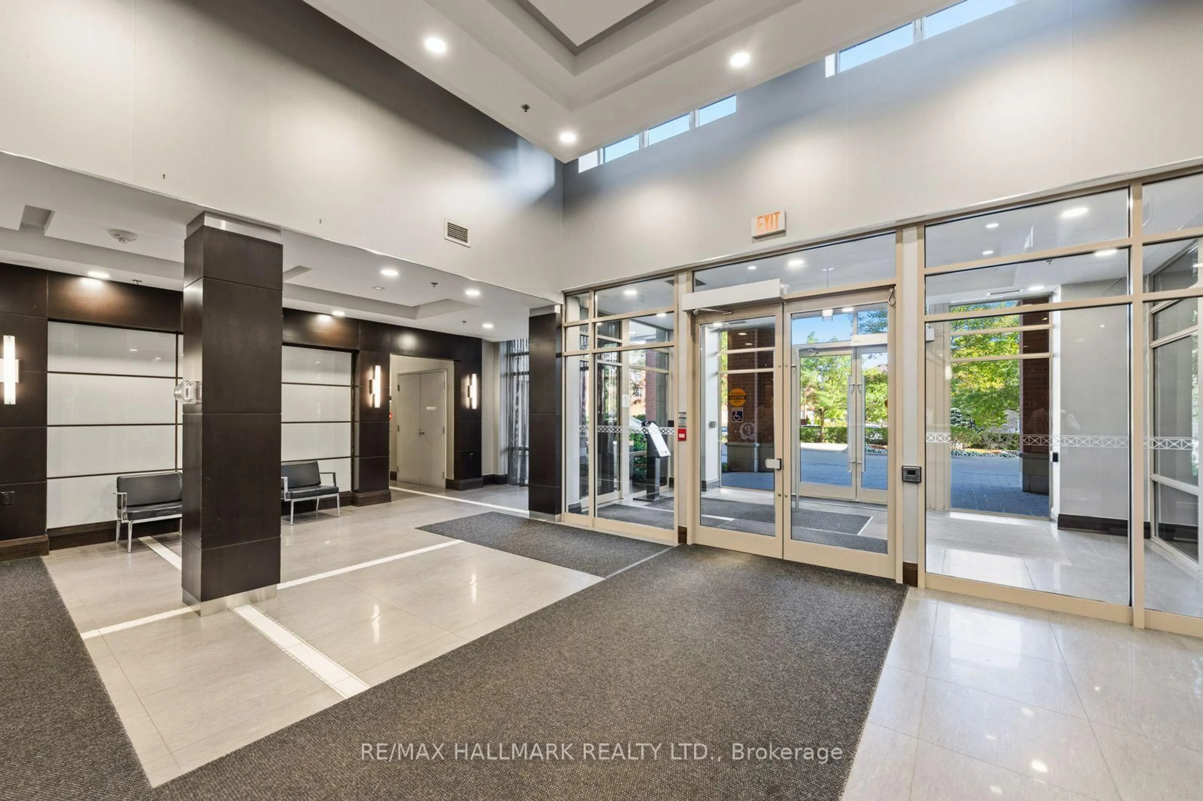 Indoor foyer for 75 King William Cres #LPH6, Richmond Hill Ontario L4B 0C1