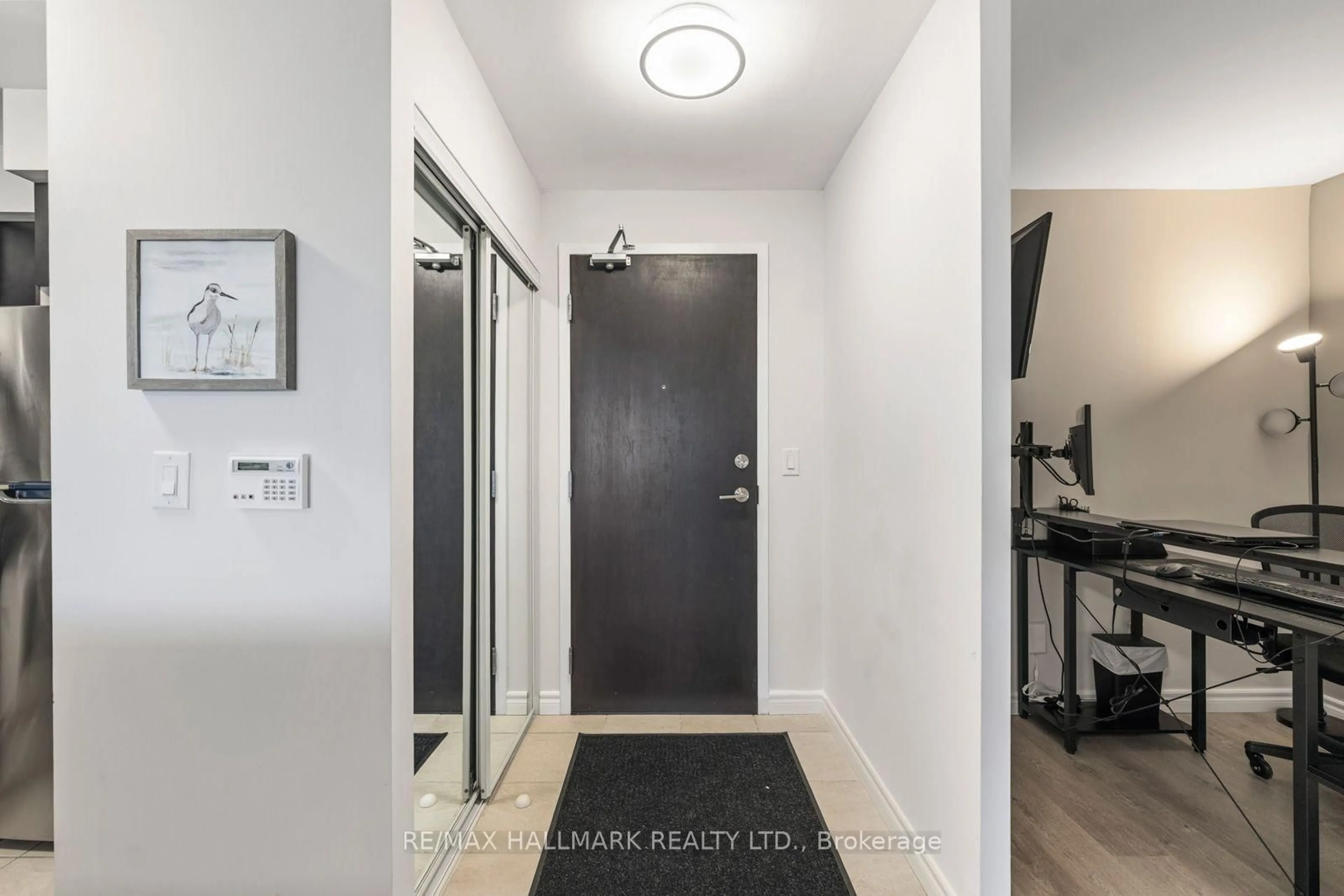 Indoor entryway for 75 King William Cres #LPH6, Richmond Hill Ontario L4B 0C1
