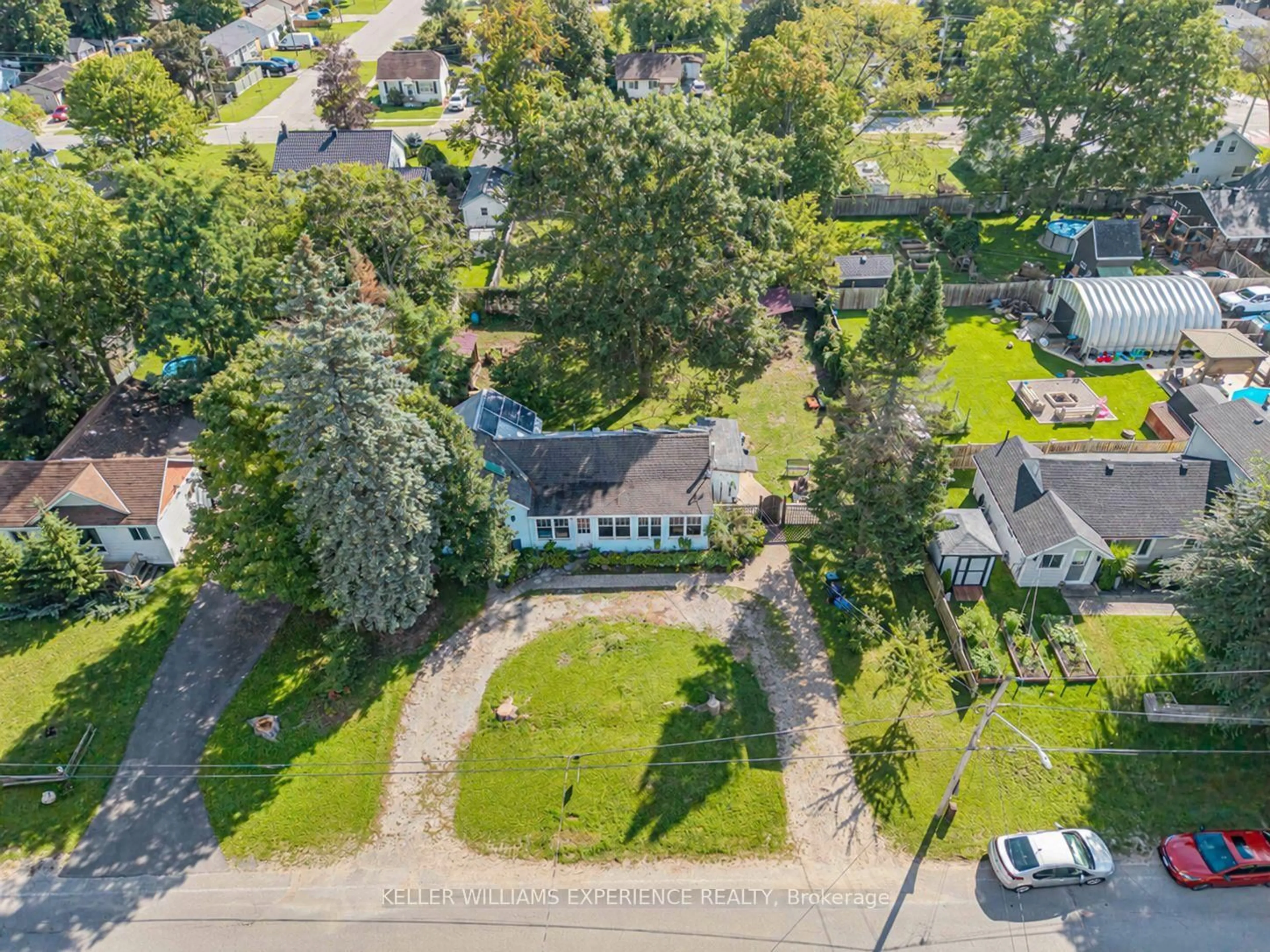 A pic from outside/outdoor area/front of a property/back of a property/a pic from drone, street for 120 Elizabeth St, Essa Ontario L0M 1B0