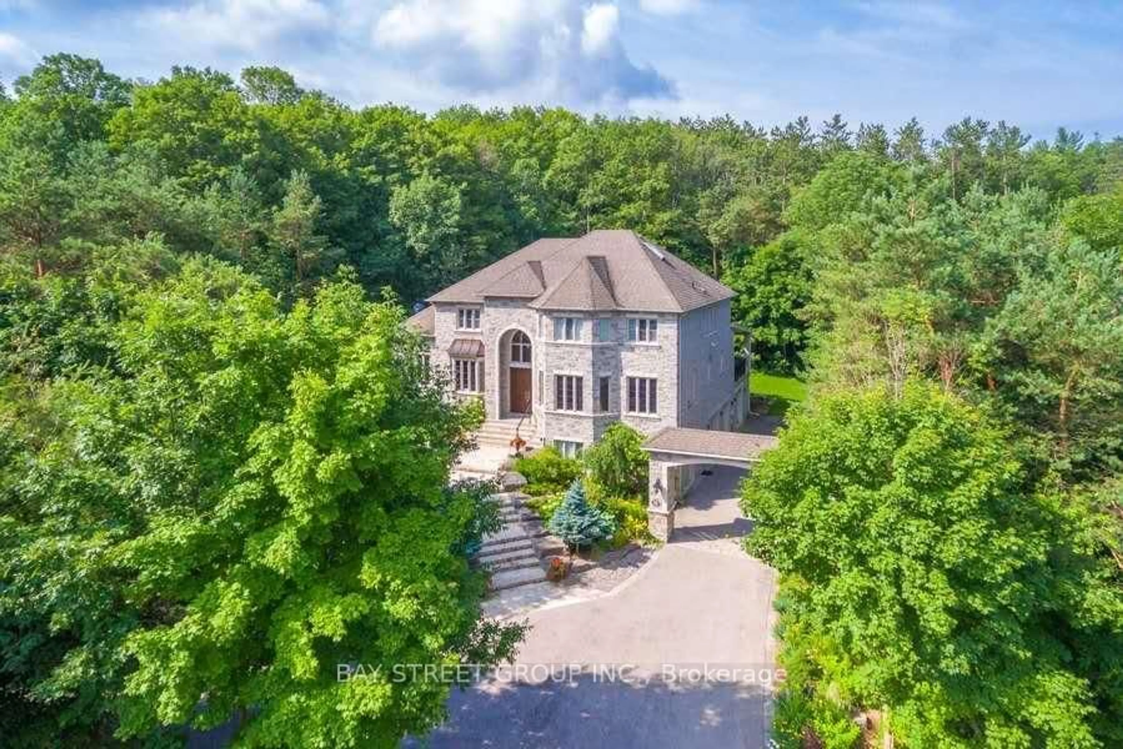 A pic from outside/outdoor area/front of a property/back of a property/a pic from drone, unknown for 42 Loggers Tr, Whitchurch-Stouffville Ontario L3Y 4W1