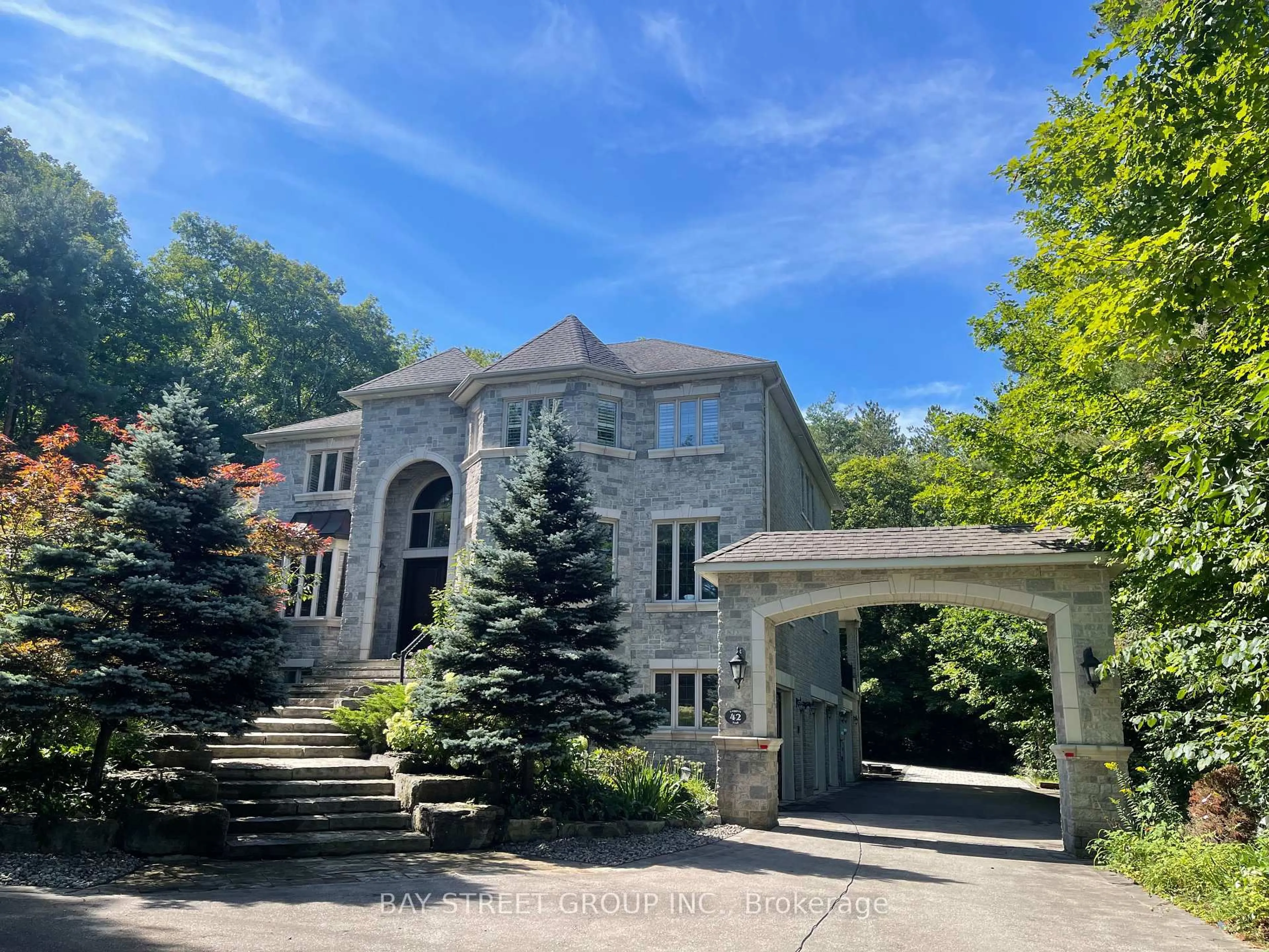 A pic from outside/outdoor area/front of a property/back of a property/a pic from drone, building for 42 Loggers Tr, Whitchurch-Stouffville Ontario L3Y 4W1