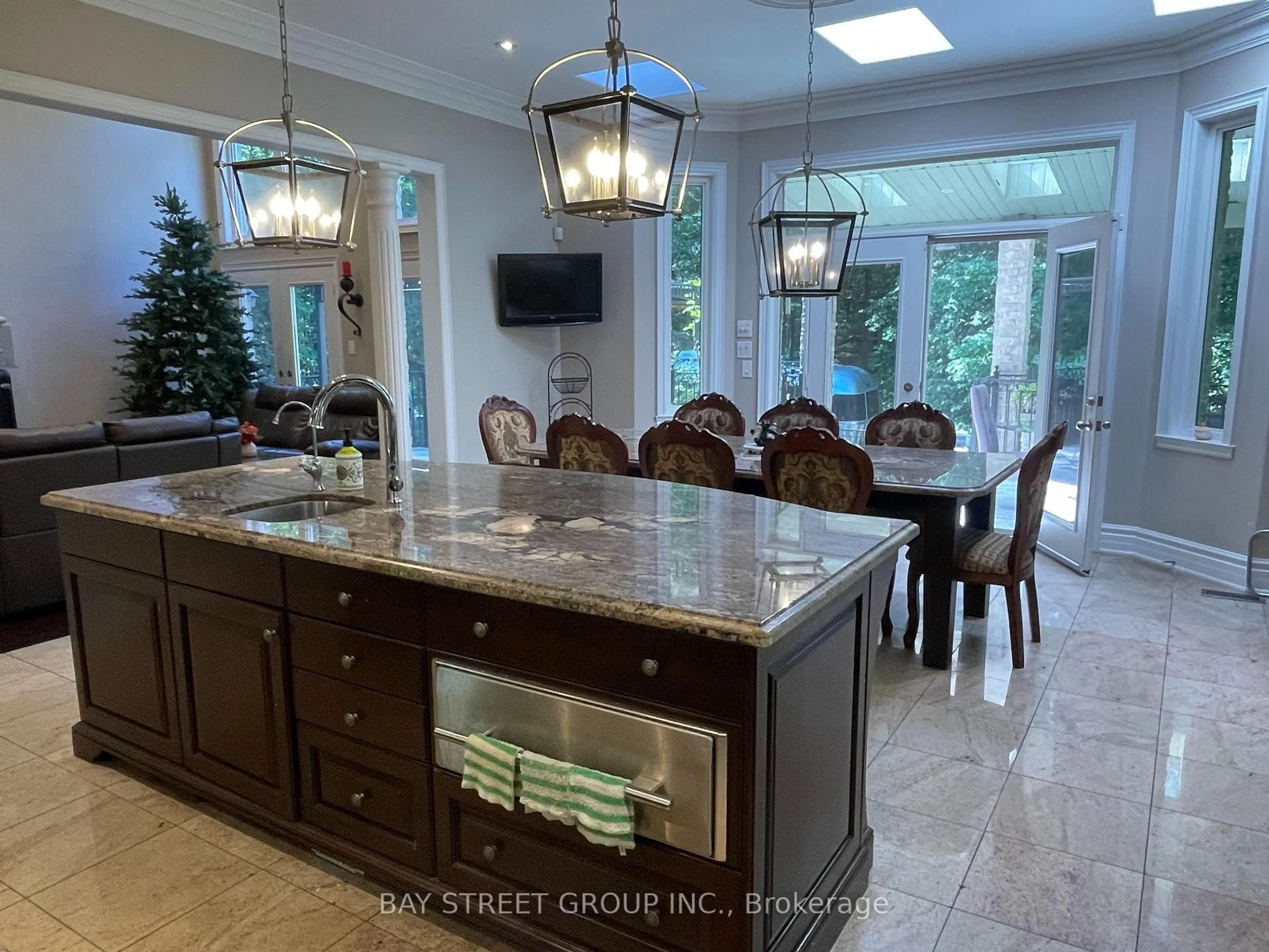 Open concept kitchen, ceramic/tile floor for 42 Loggers Tr, Whitchurch-Stouffville Ontario L3Y 4W1
