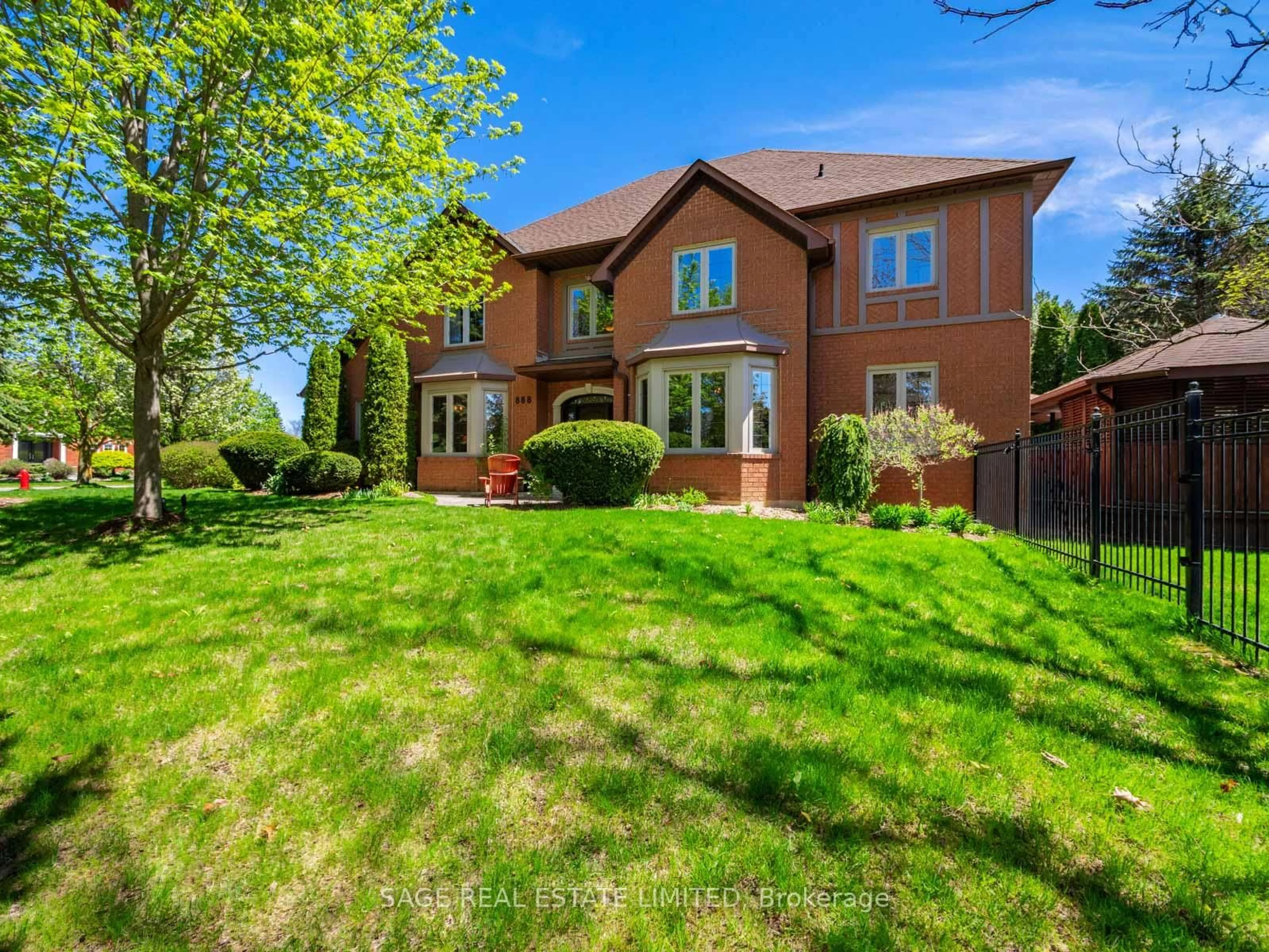 A pic from outside/outdoor area/front of a property/back of a property/a pic from drone, street for 888 Cresta Rider Pl, Newmarket Ontario L3X 1L5
