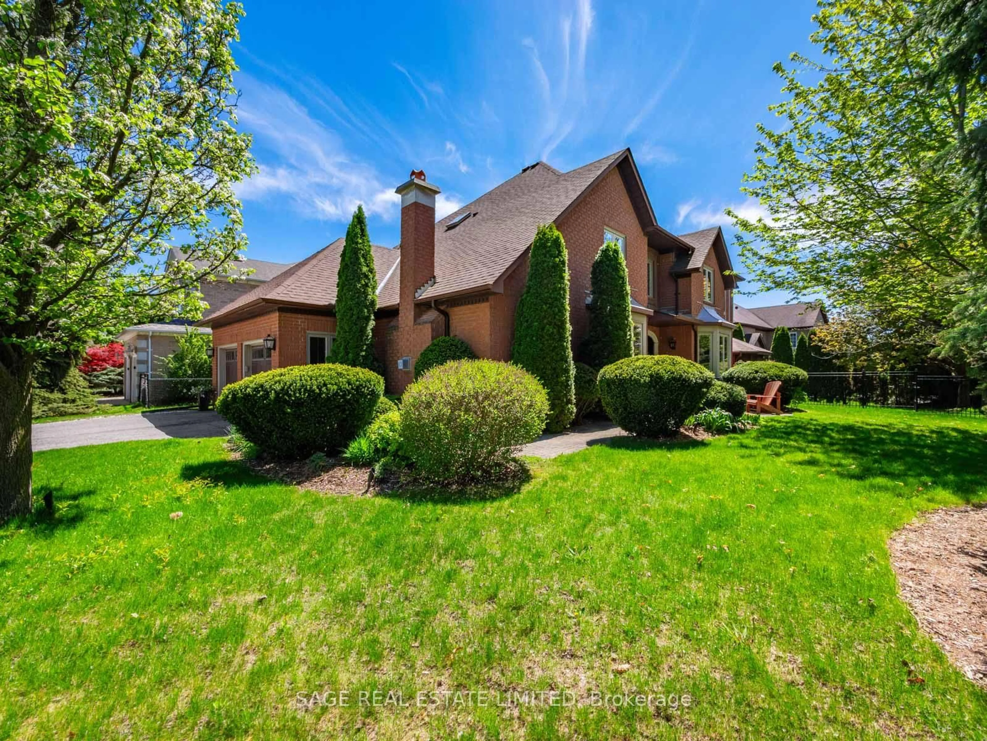 A pic from outside/outdoor area/front of a property/back of a property/a pic from drone, street for 888 Cresta Rider Pl, Newmarket Ontario L3X 1L5