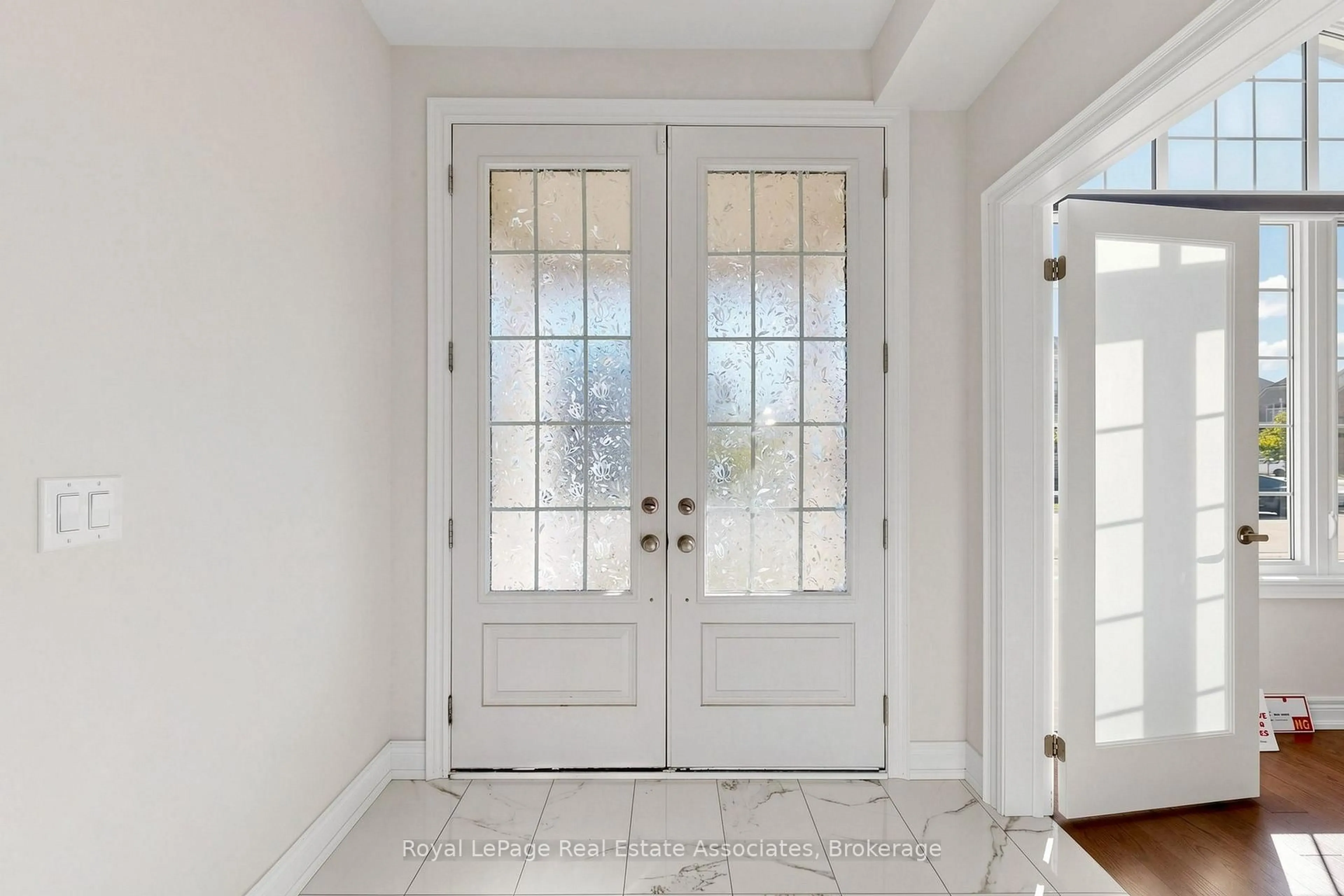Indoor entryway for 33 Bill Guy Dr, Georgina Ontario L4P 0H9