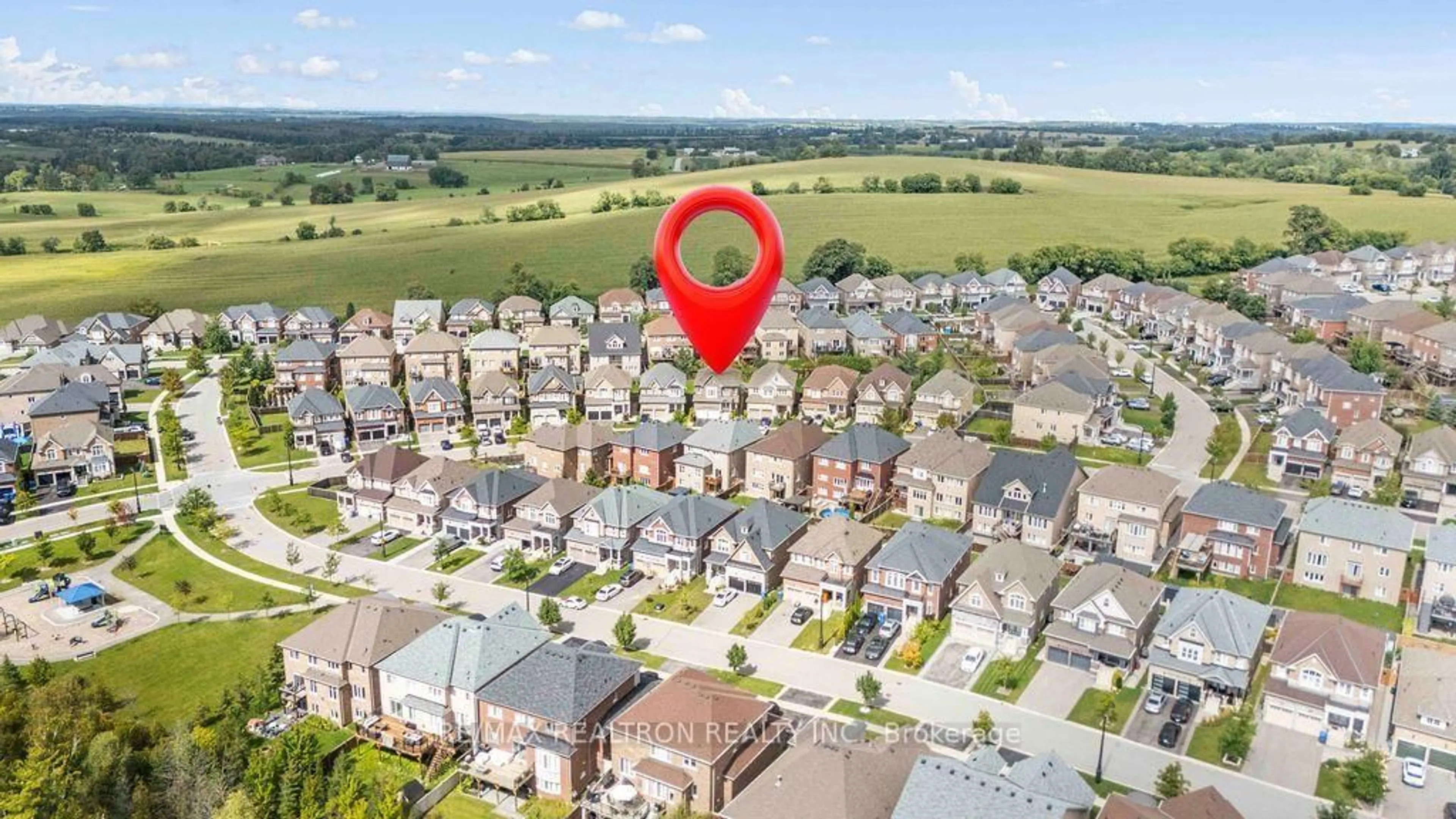 A pic from outside/outdoor area/front of a property/back of a property/a pic from drone, street for 34 Vivian Creek Rd, East Gwillimbury Ontario L0G 1M0