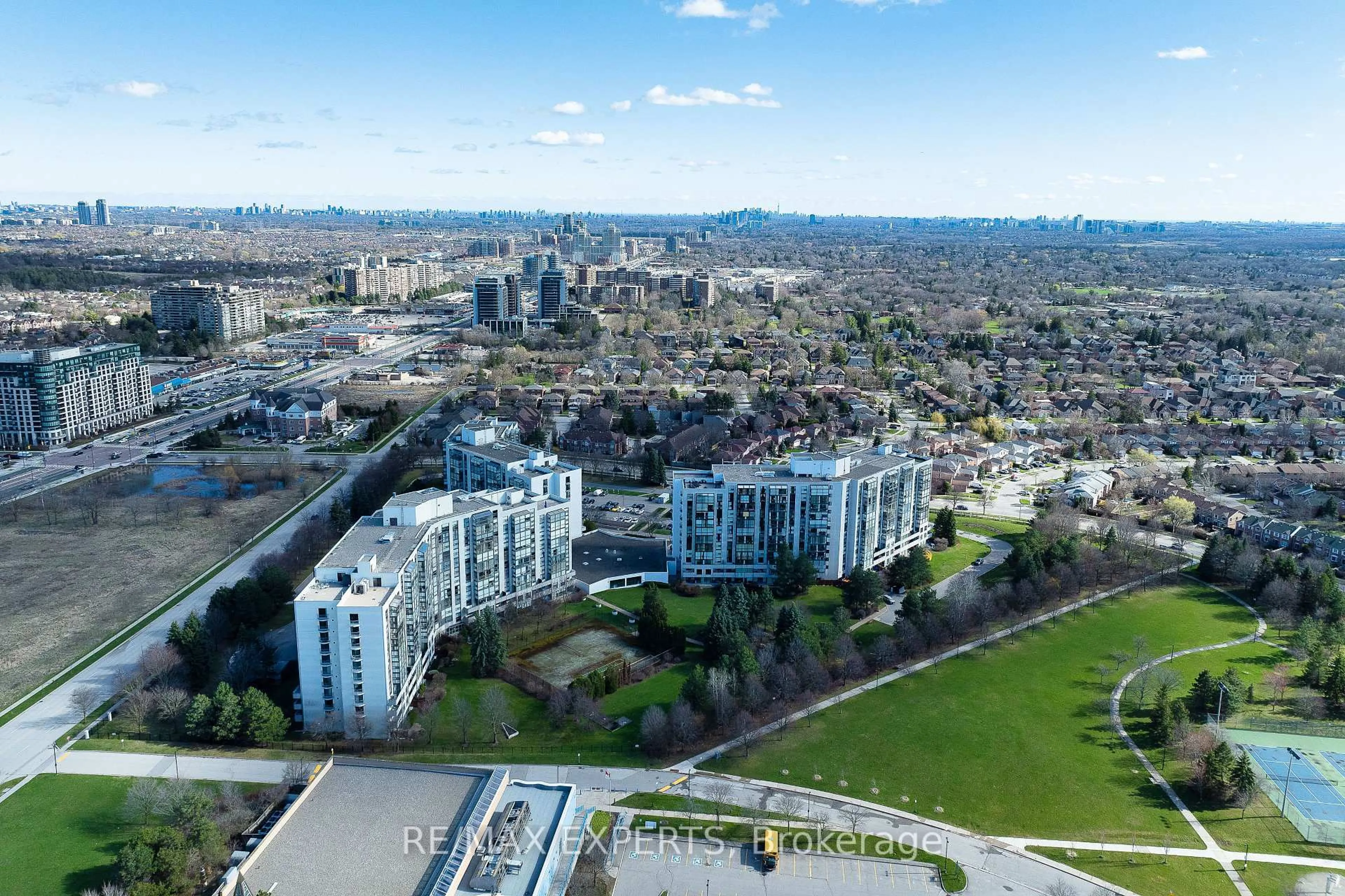 A pic from outside/outdoor area/front of a property/back of a property/a pic from drone, city buildings view from balcony for 30 Harding Blvd #Ph01, Richmond Hill Ontario L4C 9M3