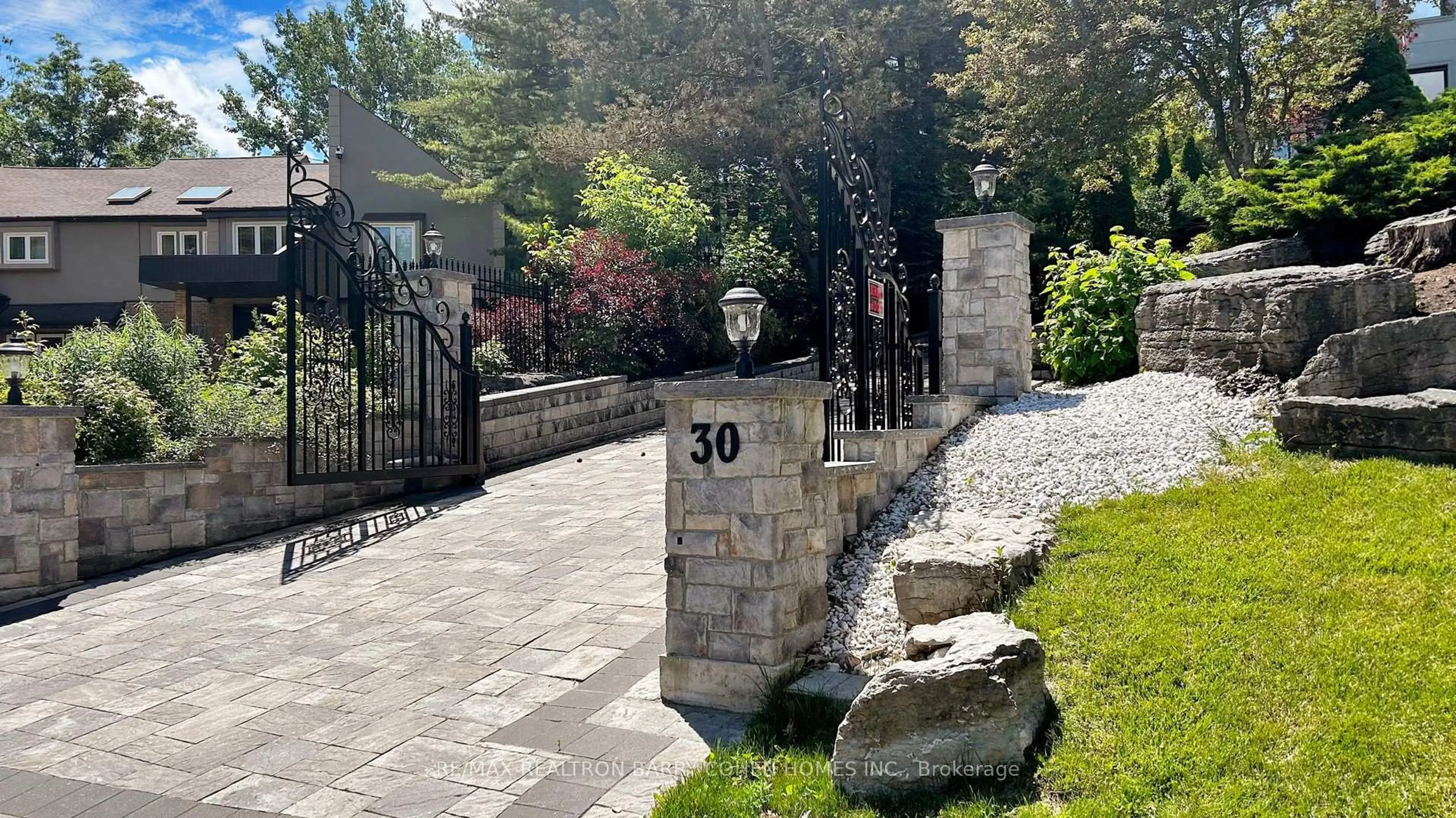 Patio, street for 30 Marcus Crt, Vaughan Ontario L6A 1G2